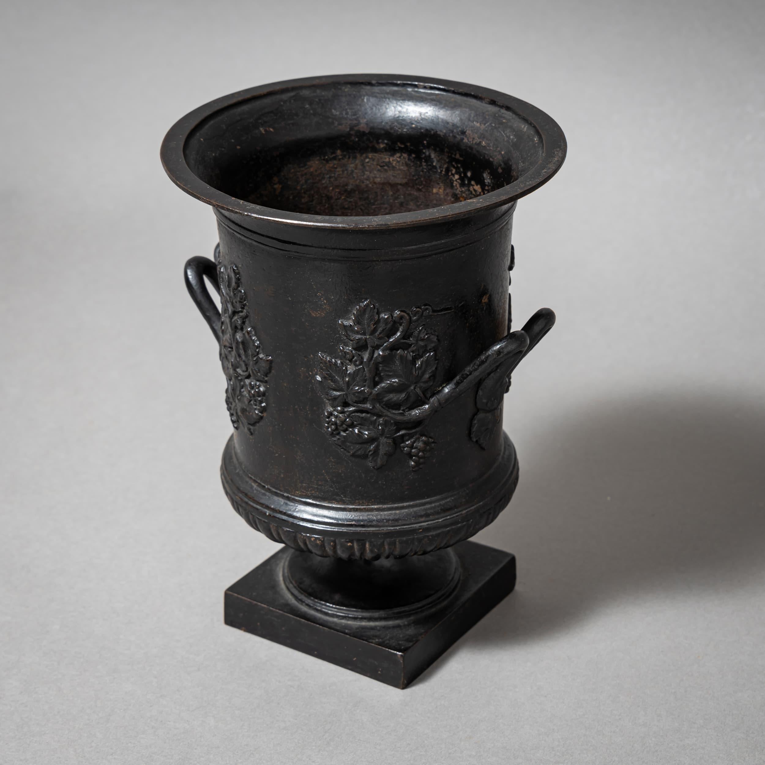 Vase en fer berlinois du début du 19e siècle avec poignées Bon état - En vente à New York, NY