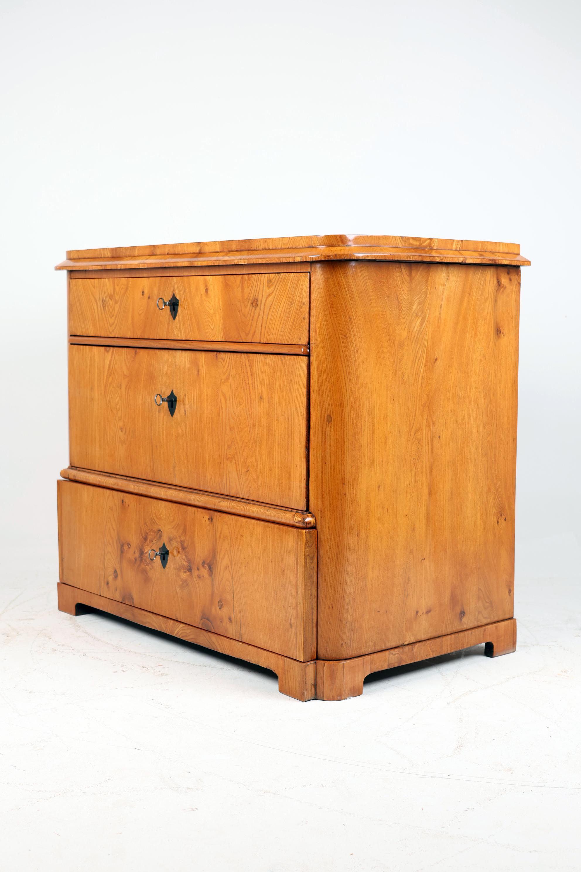 Early 19th Century Biedermeier Ashwood Chest of Drawers In Good Condition In Stahnsdorf, DE