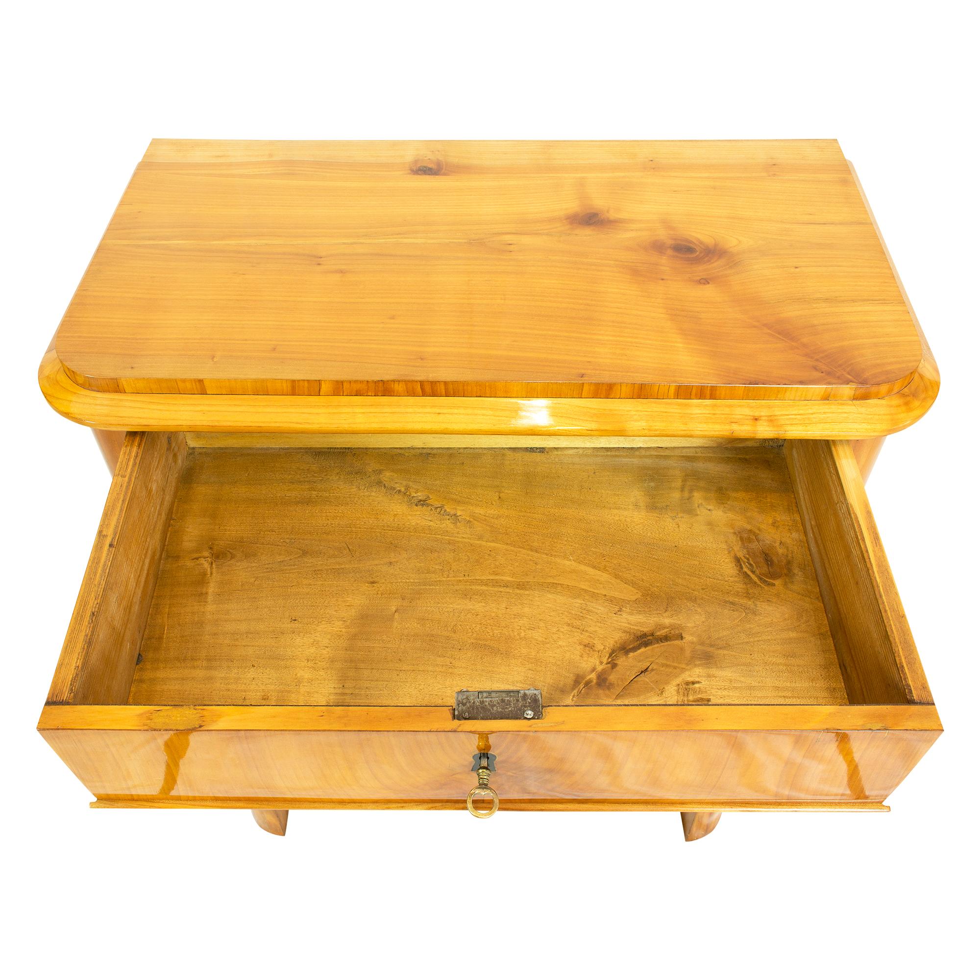 Medio armario de una puerta de cerezo Biedermeier de principios del siglo XIX en venta 1