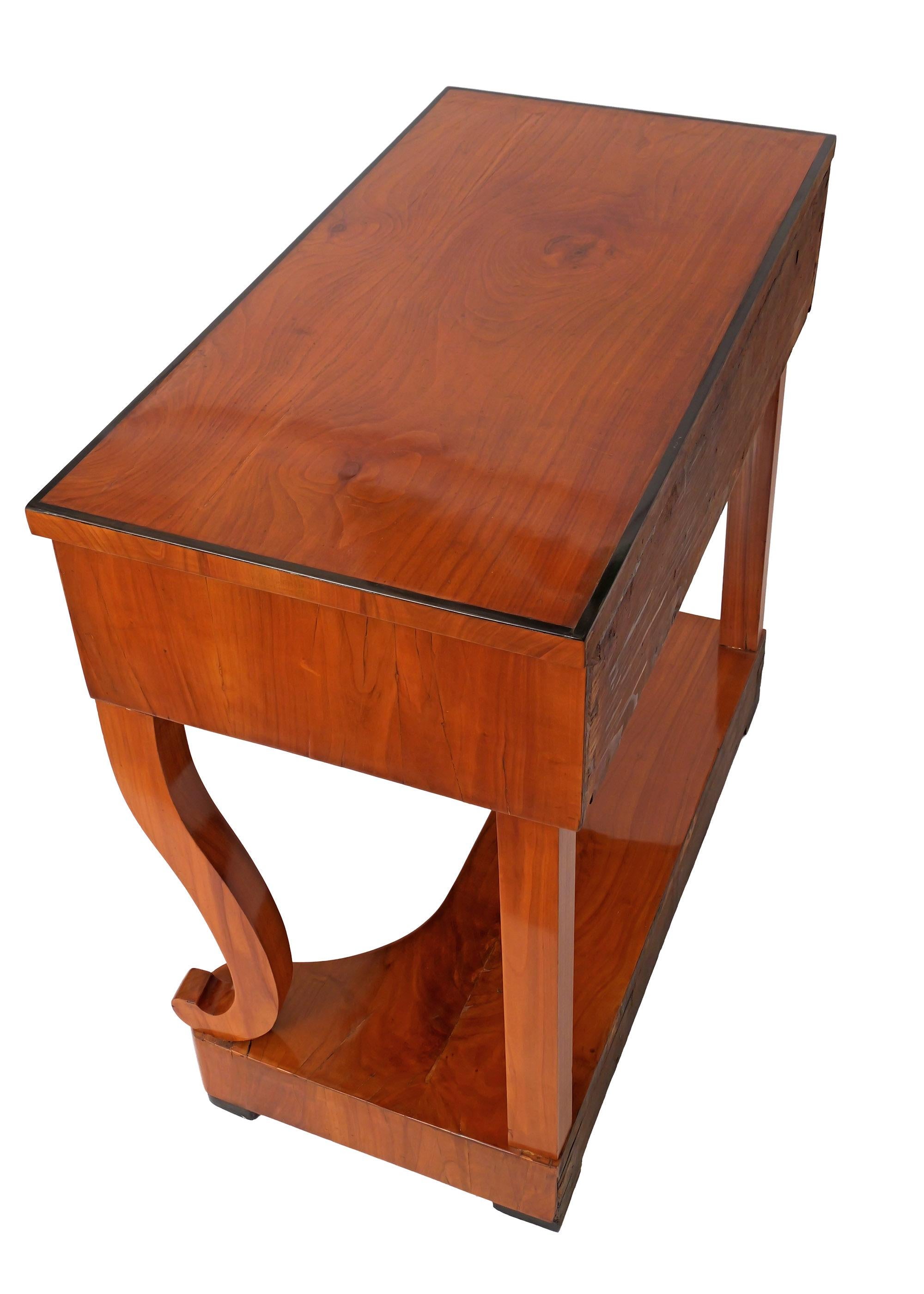 Allemand Console Biedermeier en bois de cerisier du sud de l'Allemagne du début du 19e siècle en vente