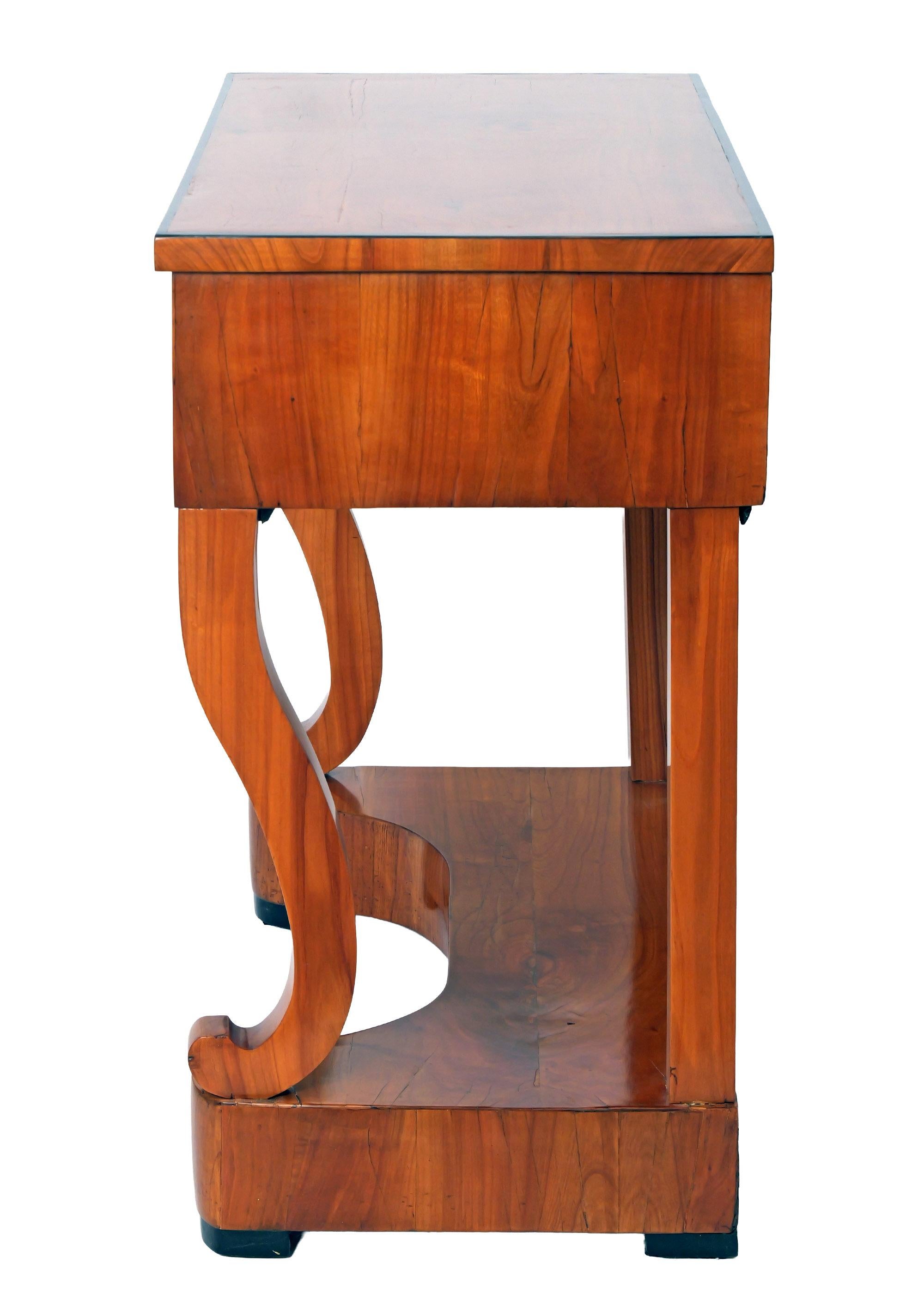 Console Biedermeier en bois de cerisier du sud de l'Allemagne du début du 19e siècle Bon état - En vente à Dresden, DE