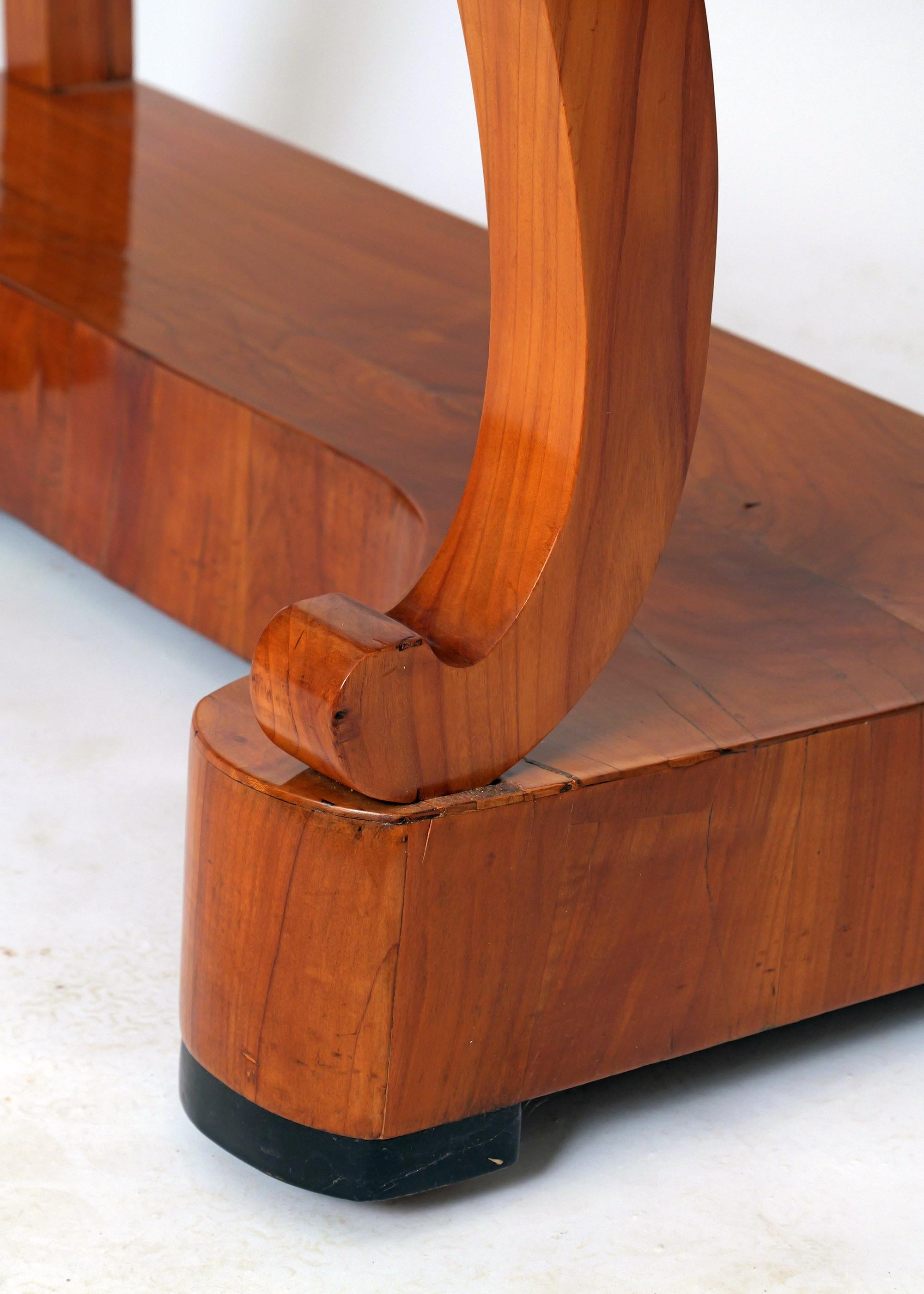 Cerise Console Biedermeier en bois de cerisier du sud de l'Allemagne du début du 19e siècle en vente