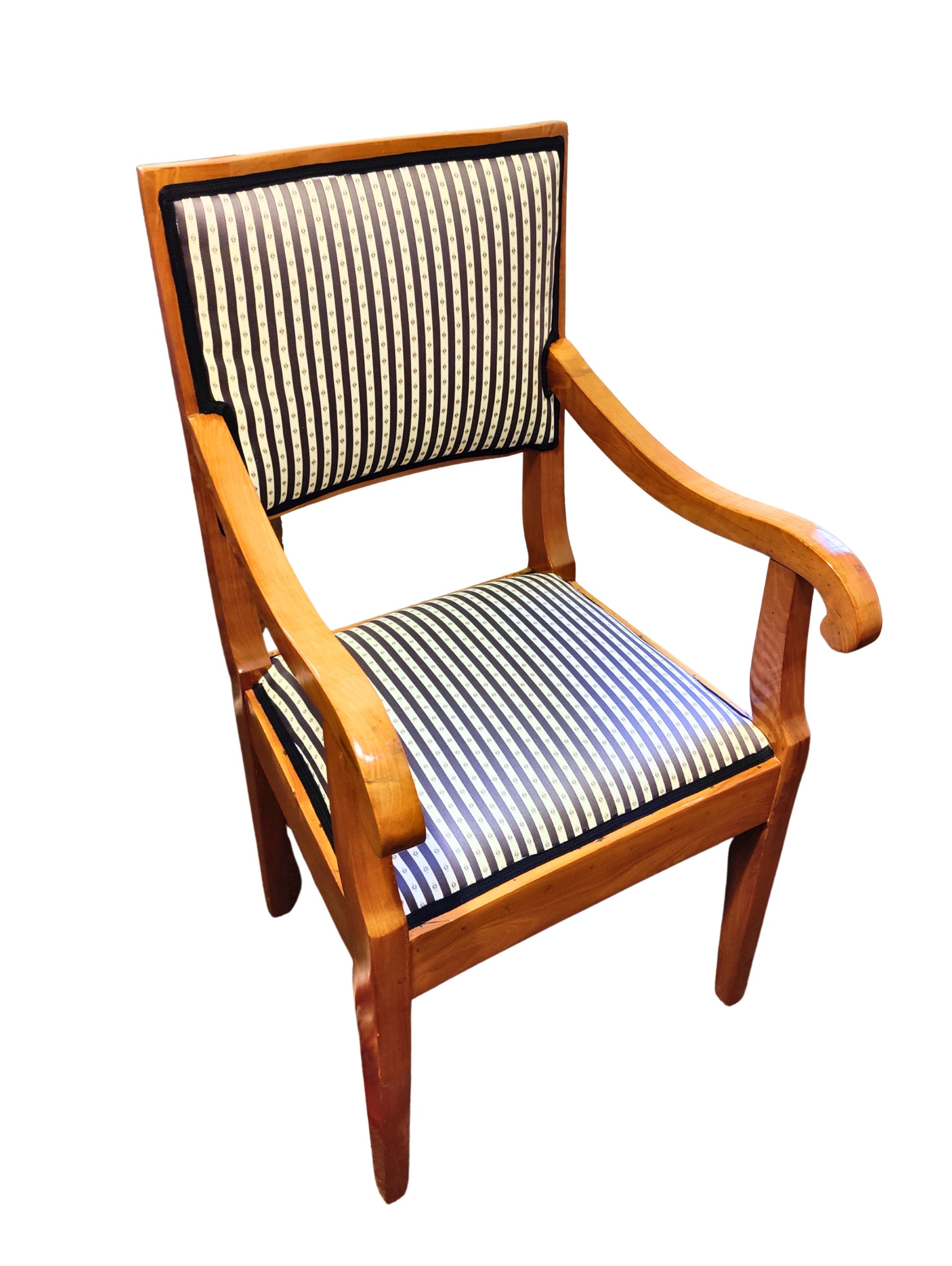 Precioso sillón Biedermeier intemporal de principios del siglo XIX. La silla era de cerezo macizo y estaba pulida a mano. 
 