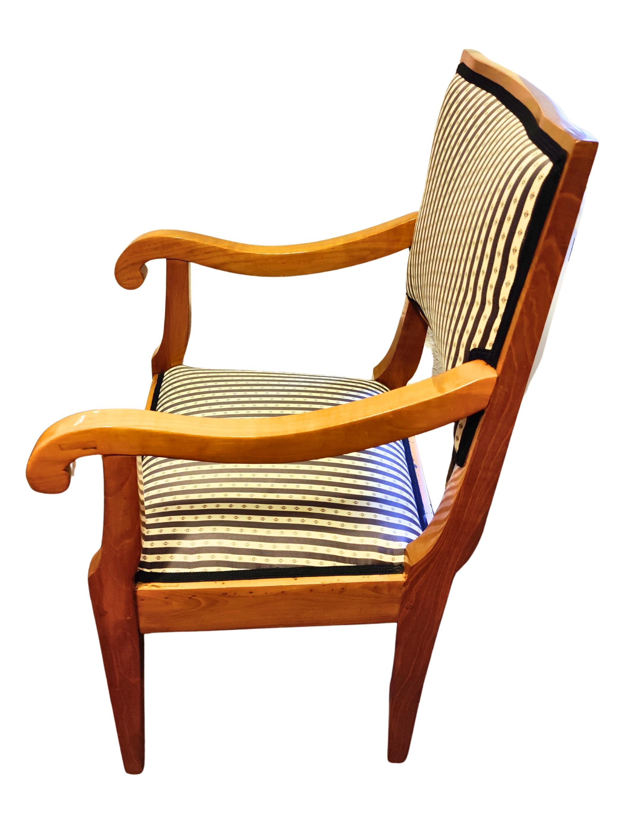 Sillón Biedermeier Siglo XIX Madera maciza de cerezo Pulido en venta