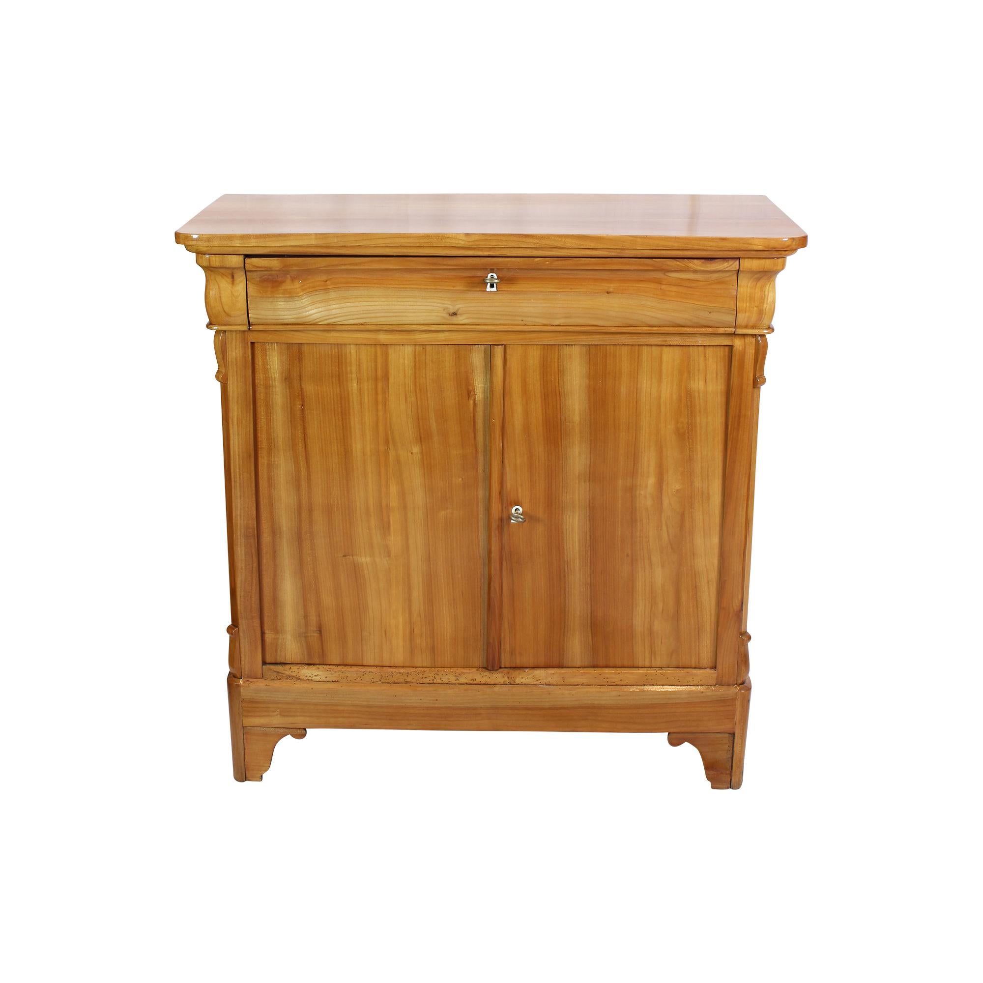 Early 19th Century Biedermeier Cherrywood Half Cabinet / Commode In Good Condition For Sale In Darmstadt, DE