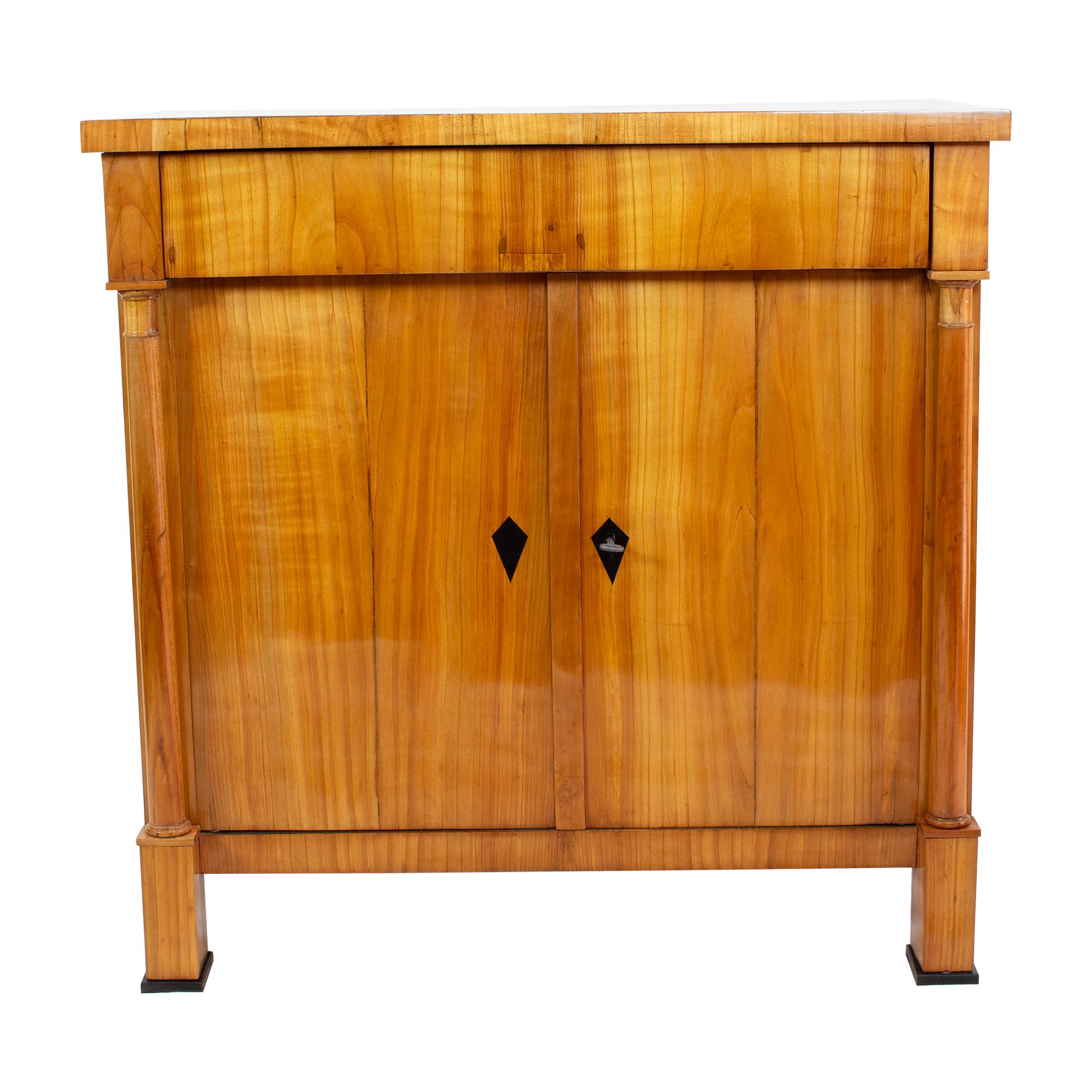 Mezzo armadio/comodino in ciliegio Biedermeier dell'inizio del XIX secolo in vendita 2