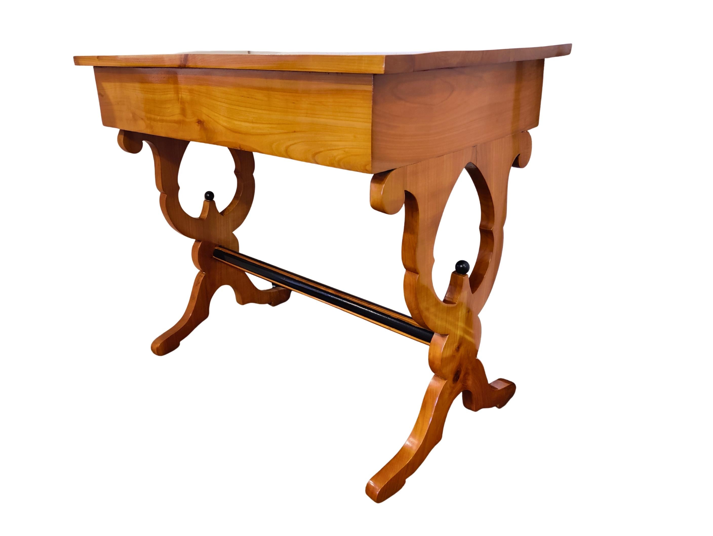Early 19th Century Biedermeier Cherrywood Ladies Desk, Germany In Good Condition For Sale In Darmstadt, DE