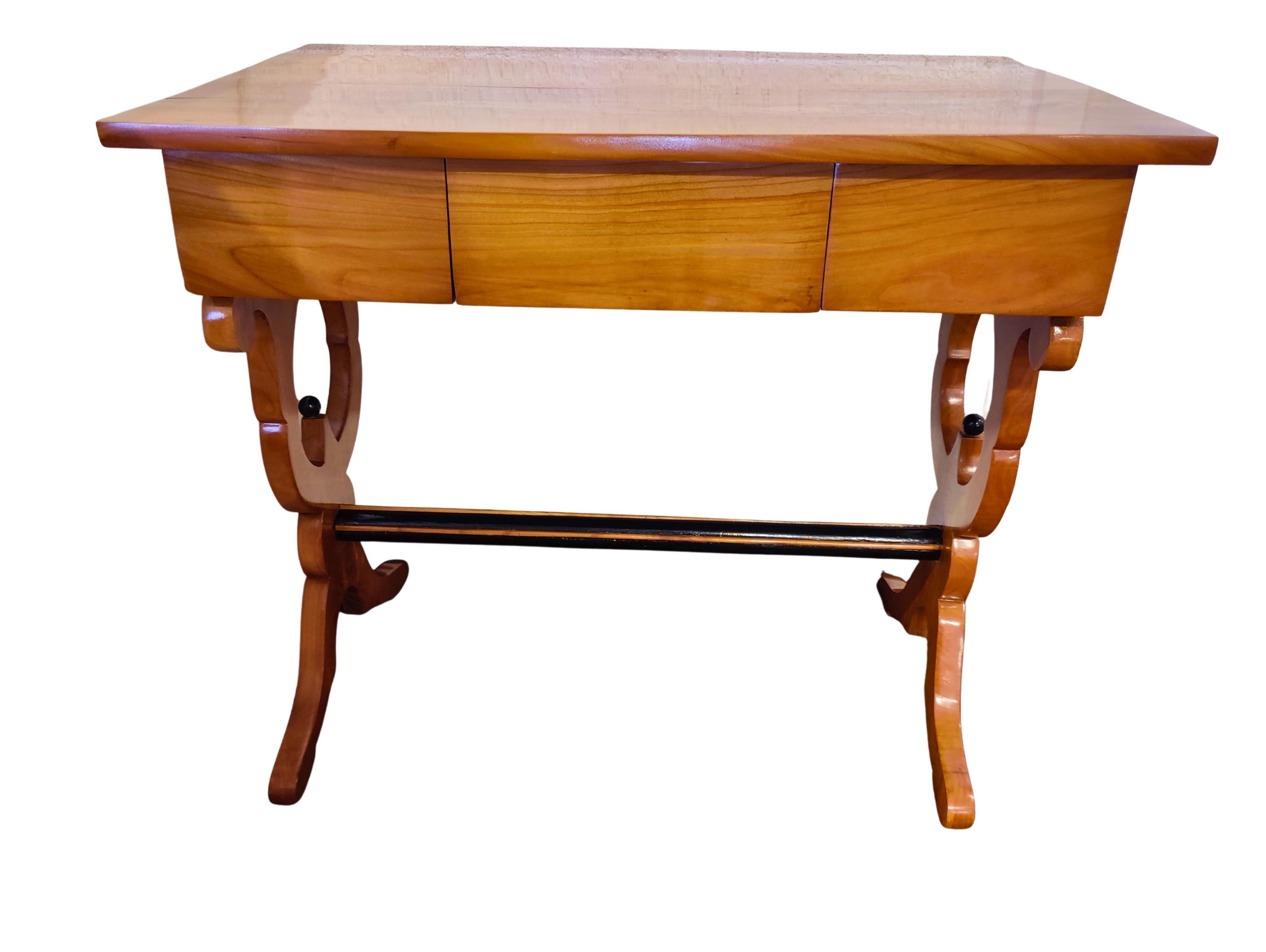 Early 19th Century Biedermeier Cherrywood Ladies Desk, Germany For Sale 1