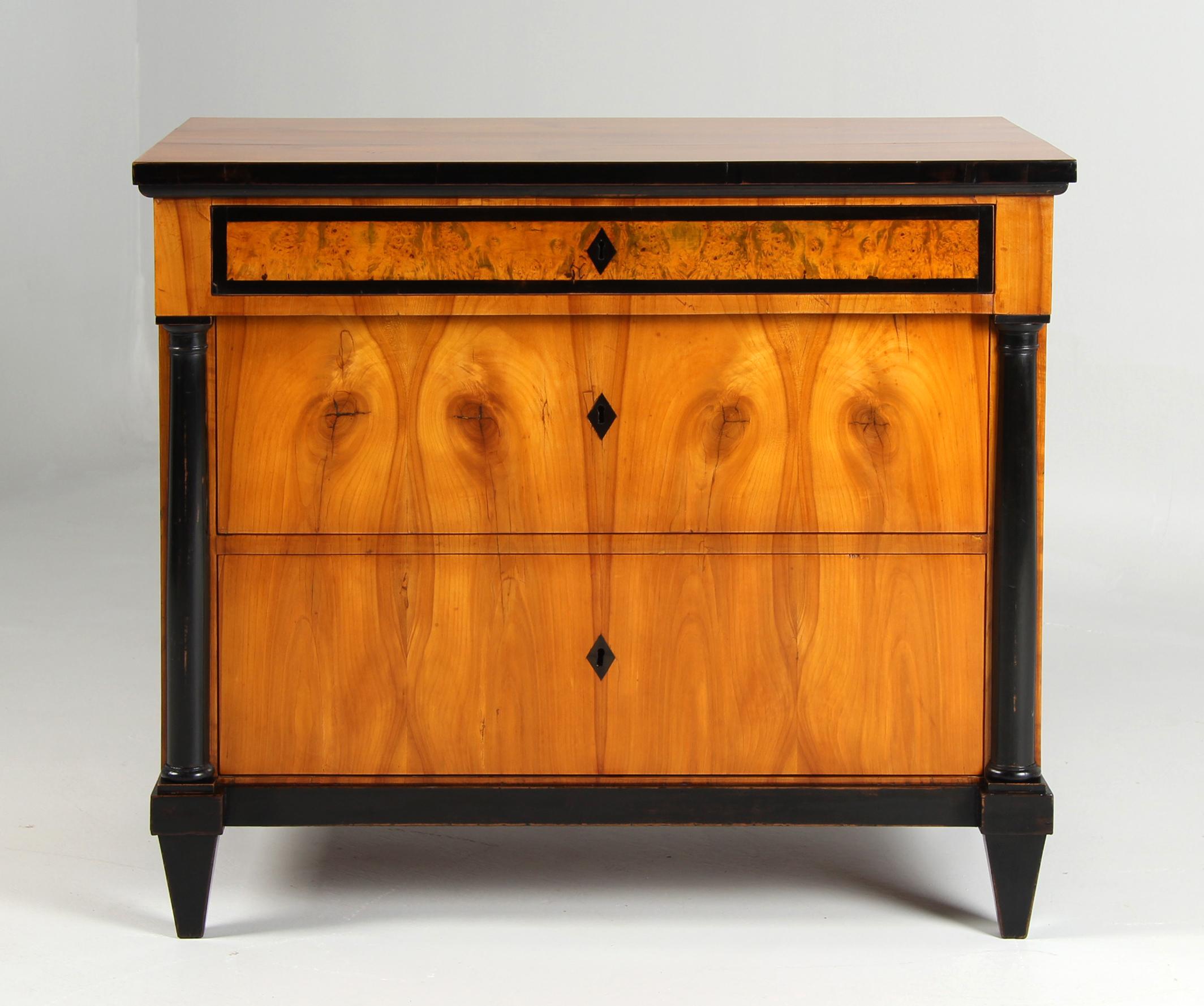 Piccolo cassettone Biedermeier del XIX secolo

Germania meridionale
Ciliegia
Biedermeier intorno al 1820

Dimensioni: H. H. x L. x P.: 86 x 98 x 54 cm.

Descrizione:
Piccola e raffinata cassettiera Biedermeier di Wood con un fantastico motivo a