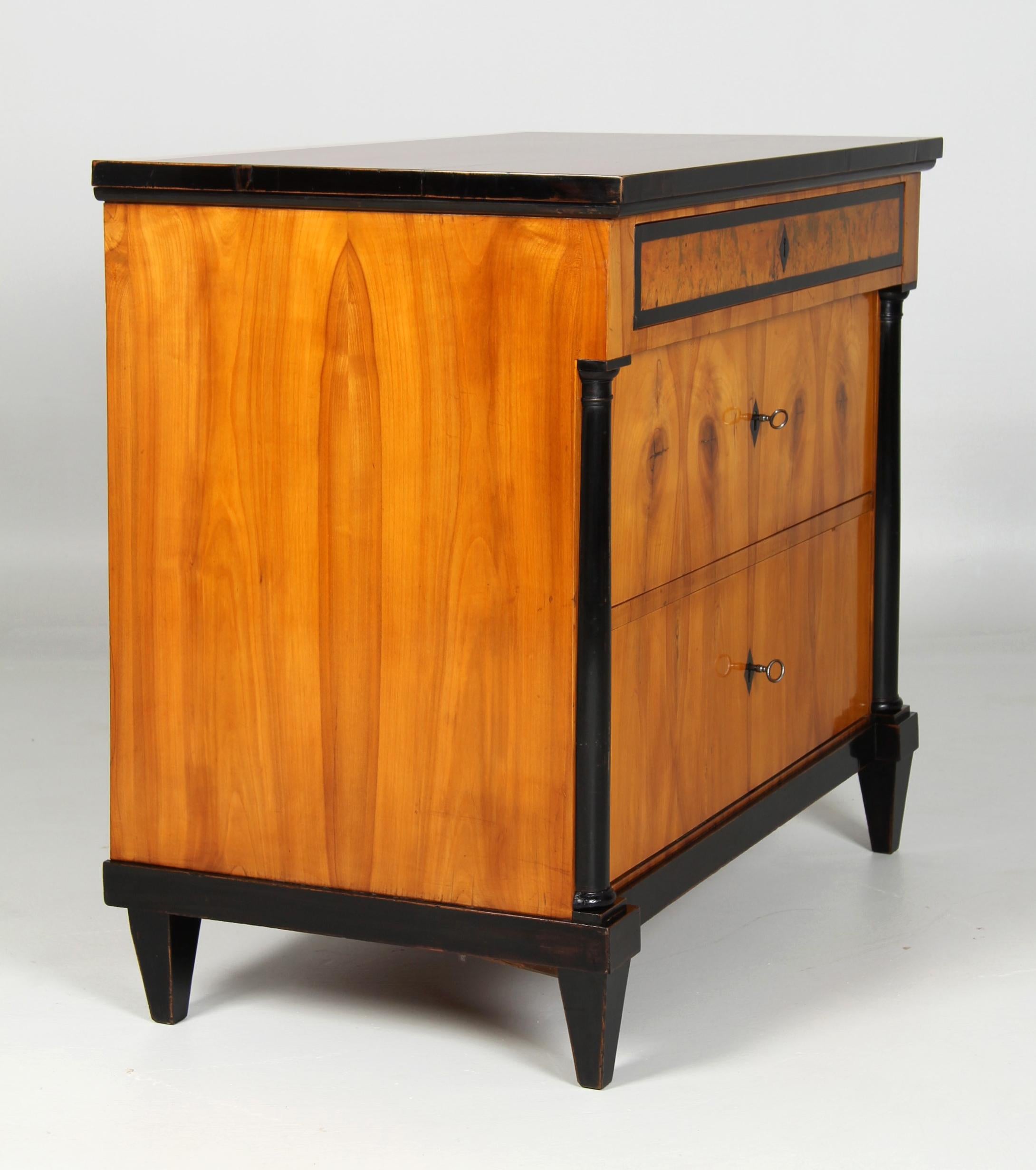 Cassettiera Biedermeier dell'inizio del XIX secolo, ciliegio, Germania, circa 1820 In condizioni buone in vendita a Greven, DE