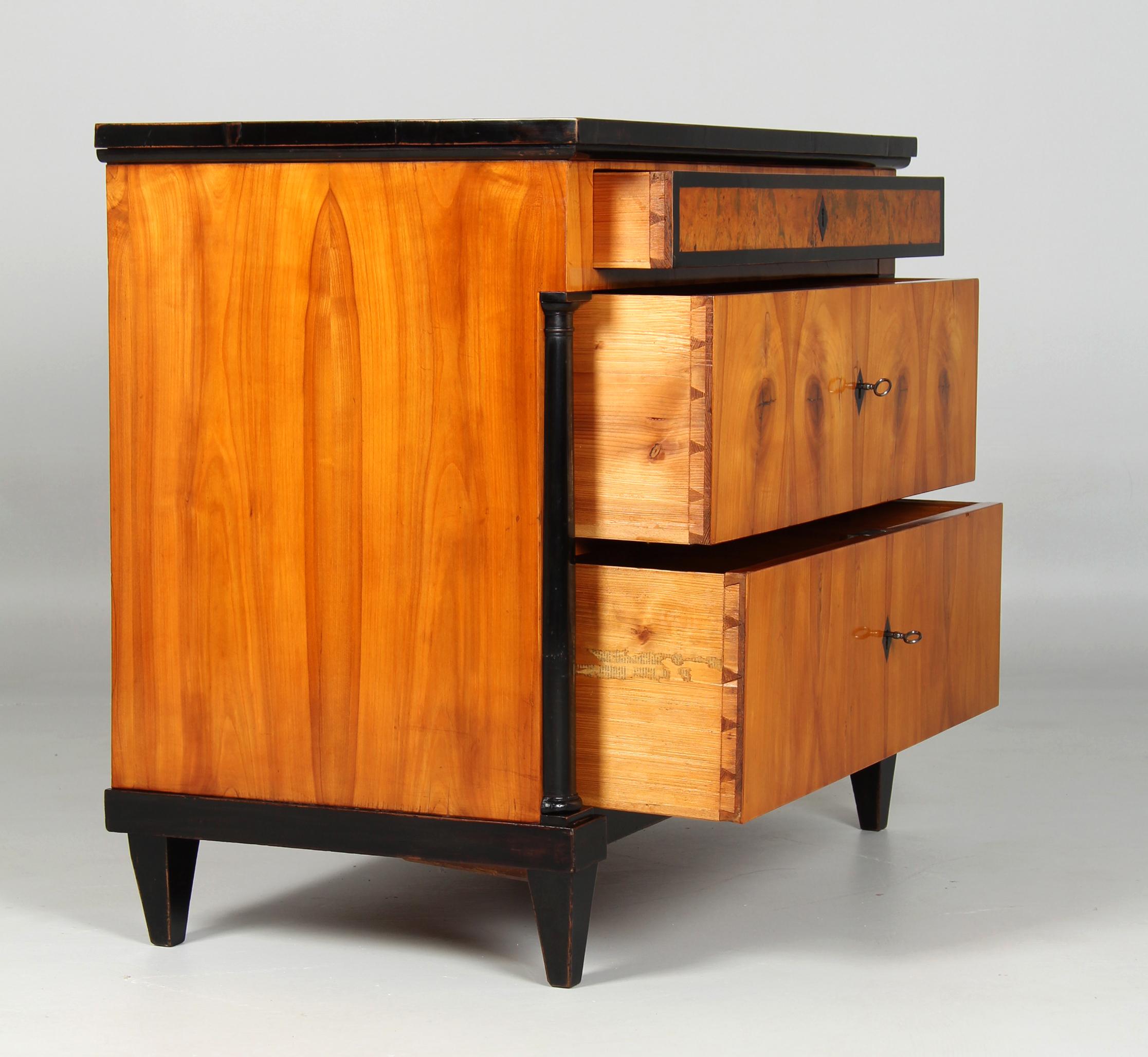 Cassettiera Biedermeier dell'inizio del XIX secolo, ciliegio, Germania, circa 1820 in vendita 1