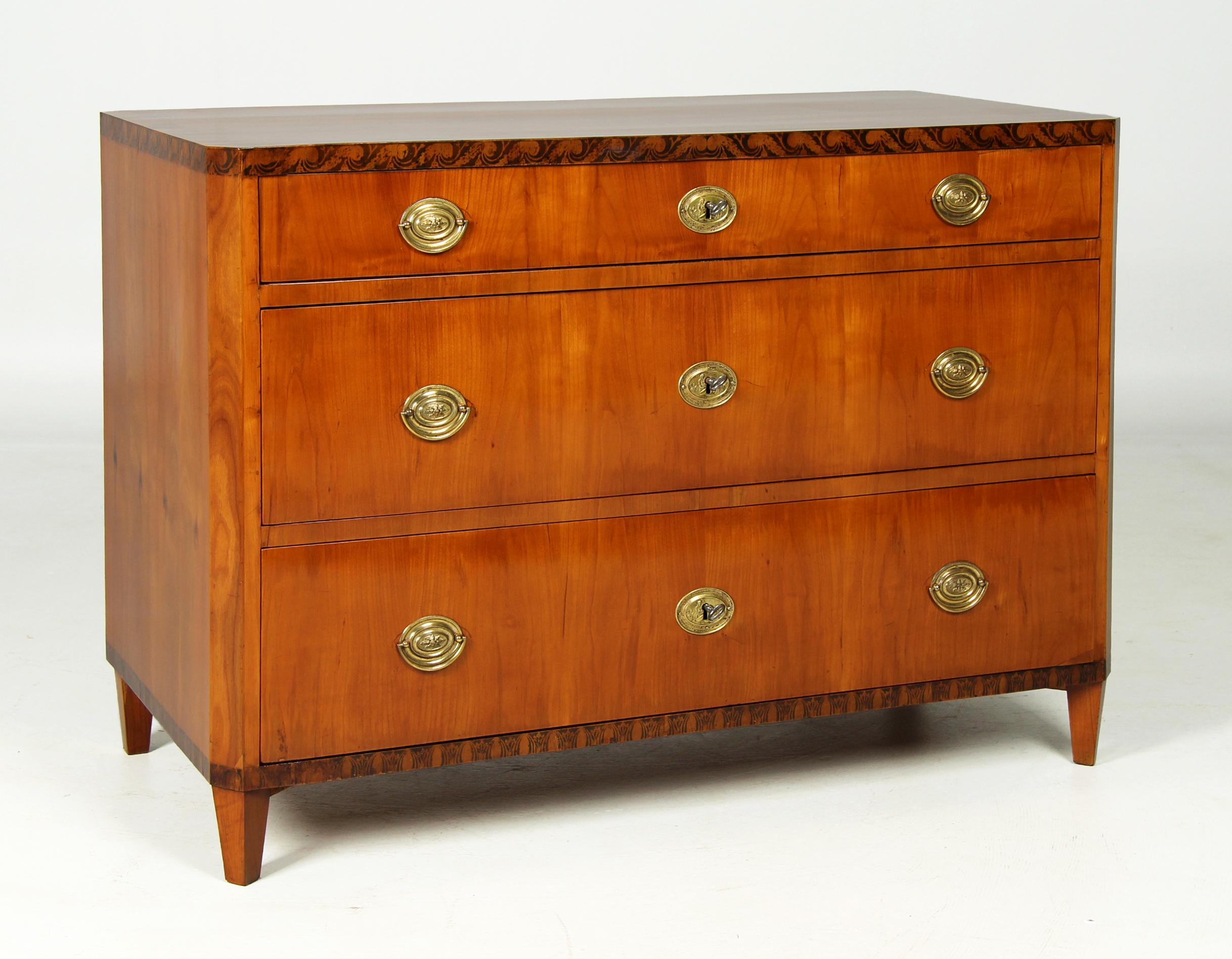 Cassettiera Biedermeier della Germania del Sud 

Baviera (Monaco)
Ciliegia
Biedermeier circa 1815

Dimensioni: H. H. x L. x P.: 83 x 117 x 58 cm.

Descrizione:
Mobile del primo periodo Biedermeier, circa 1810-1820, che poggia su gambe