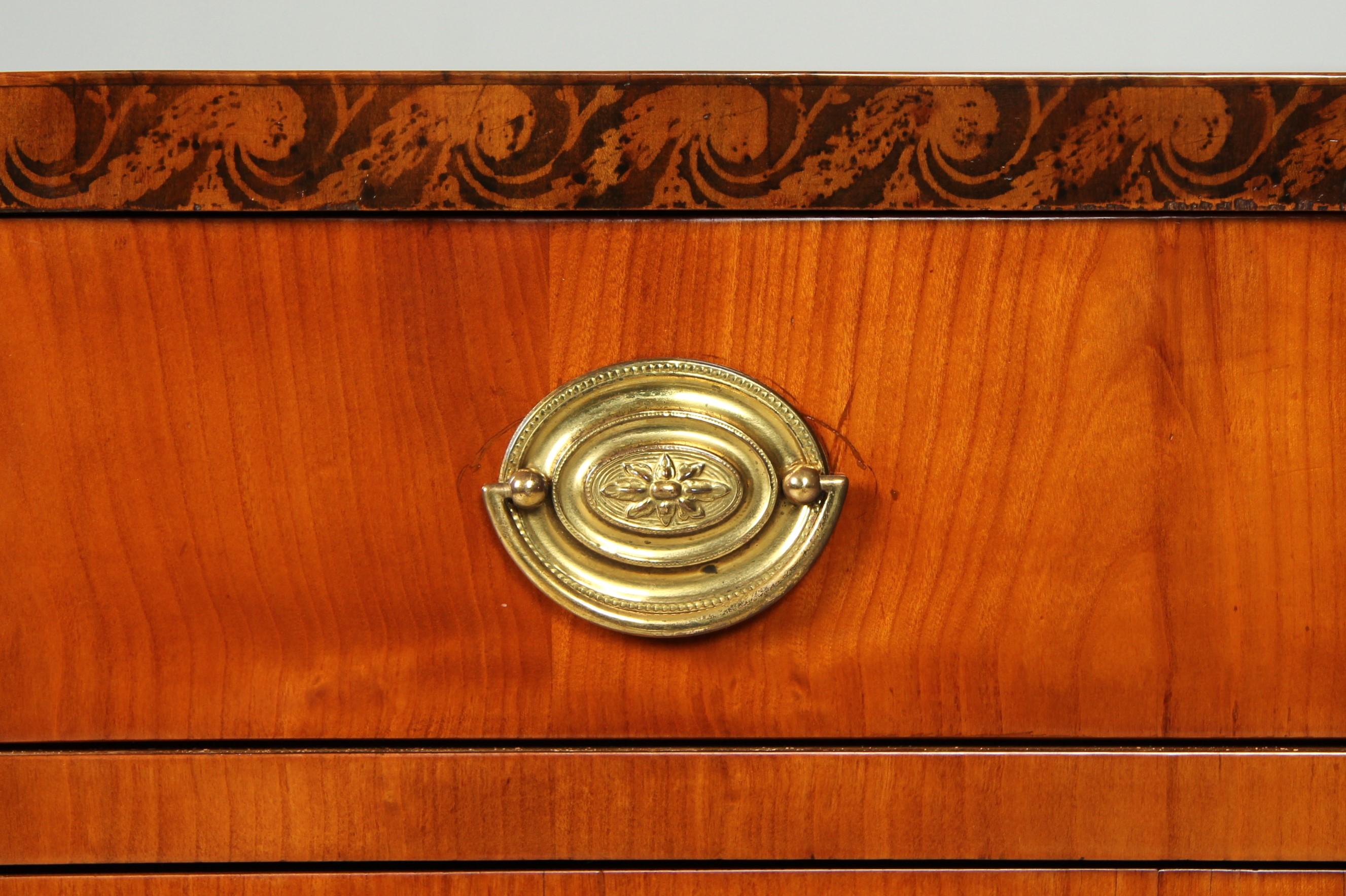 Cassettiera Biedermeier dell'inizio del XIX secolo, ciliegio, Monaco di Baviera 1815 circa In condizioni buone in vendita a Greven, DE