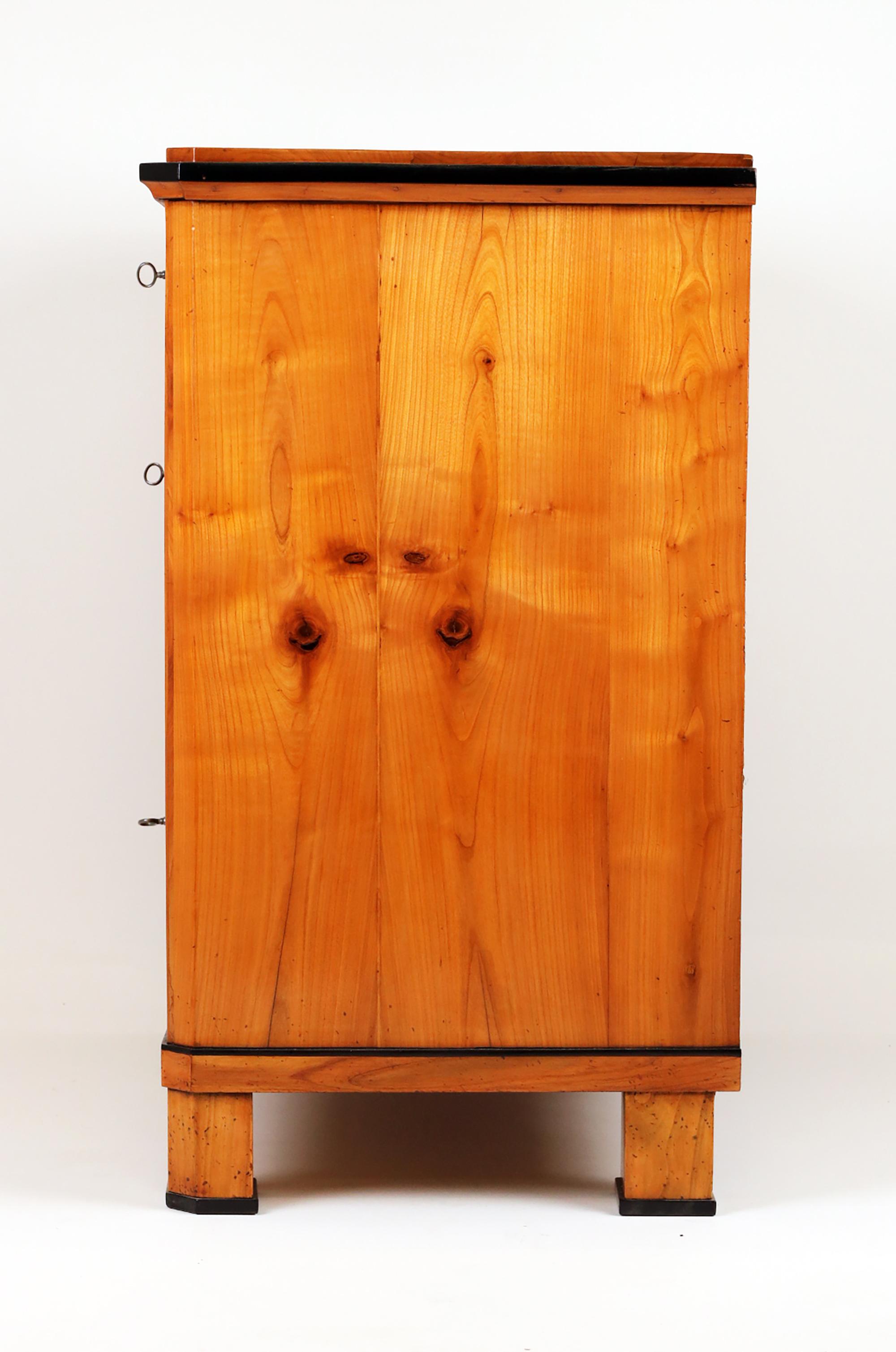 Biedermeier, cassettiera in legno di ciliegio dei primi del XIX secolo In condizioni buone in vendita a Stahnsdorf, DE