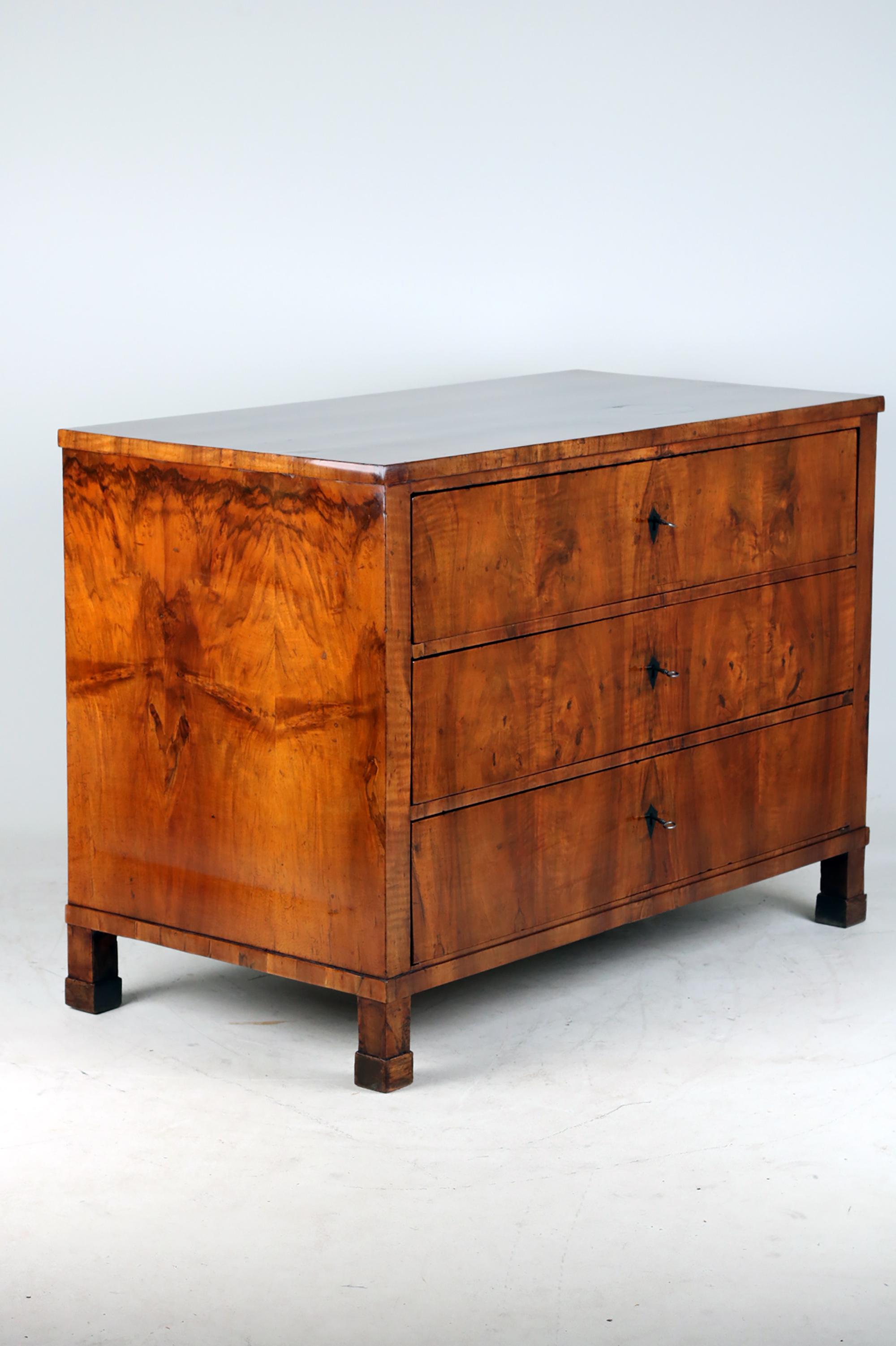 Polished Early 19th Century Biedermeier Chest of drawers, Walnut  For Sale