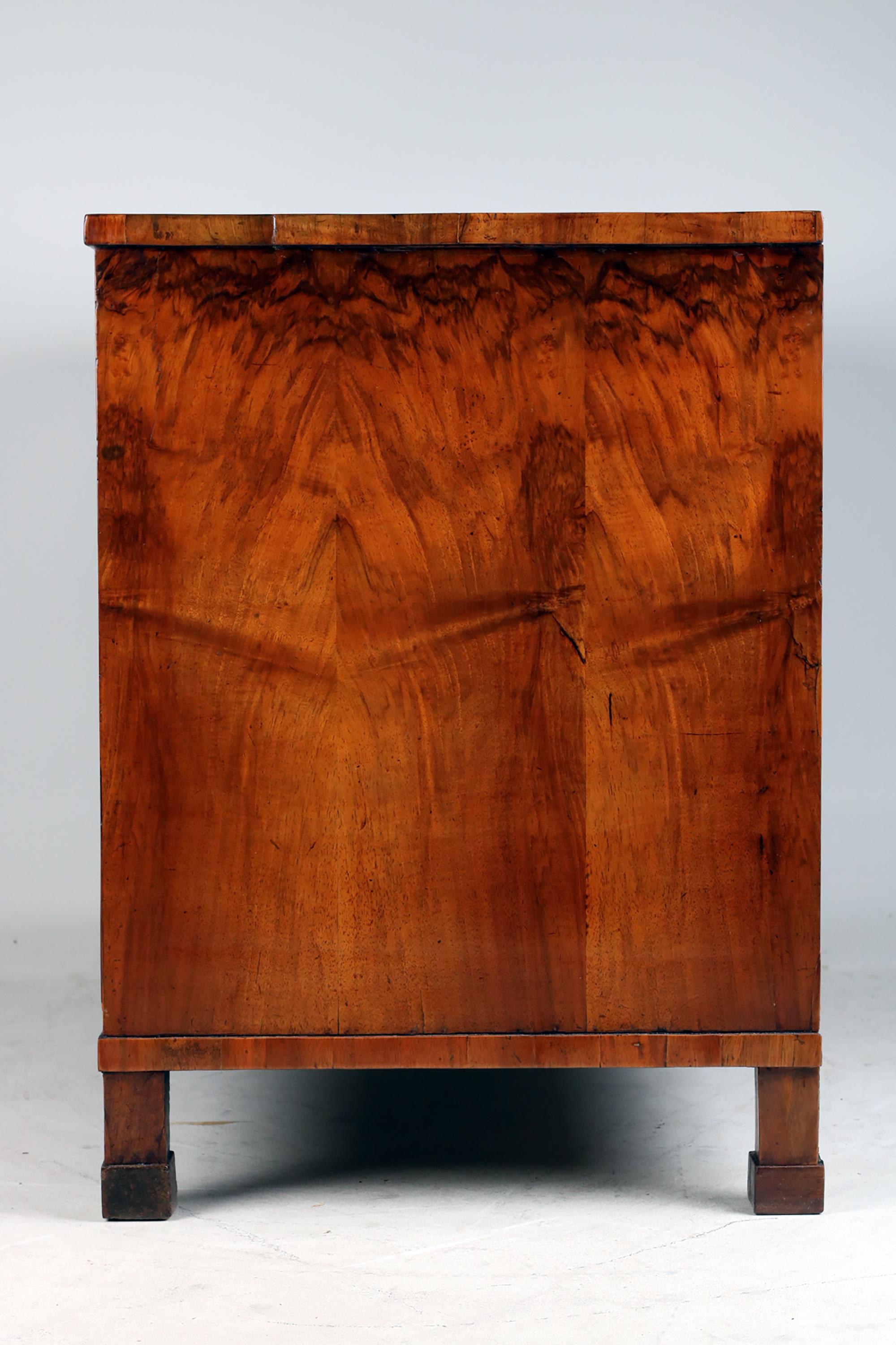 Early 19th Century Biedermeier Chest of drawers, Walnut  For Sale 1