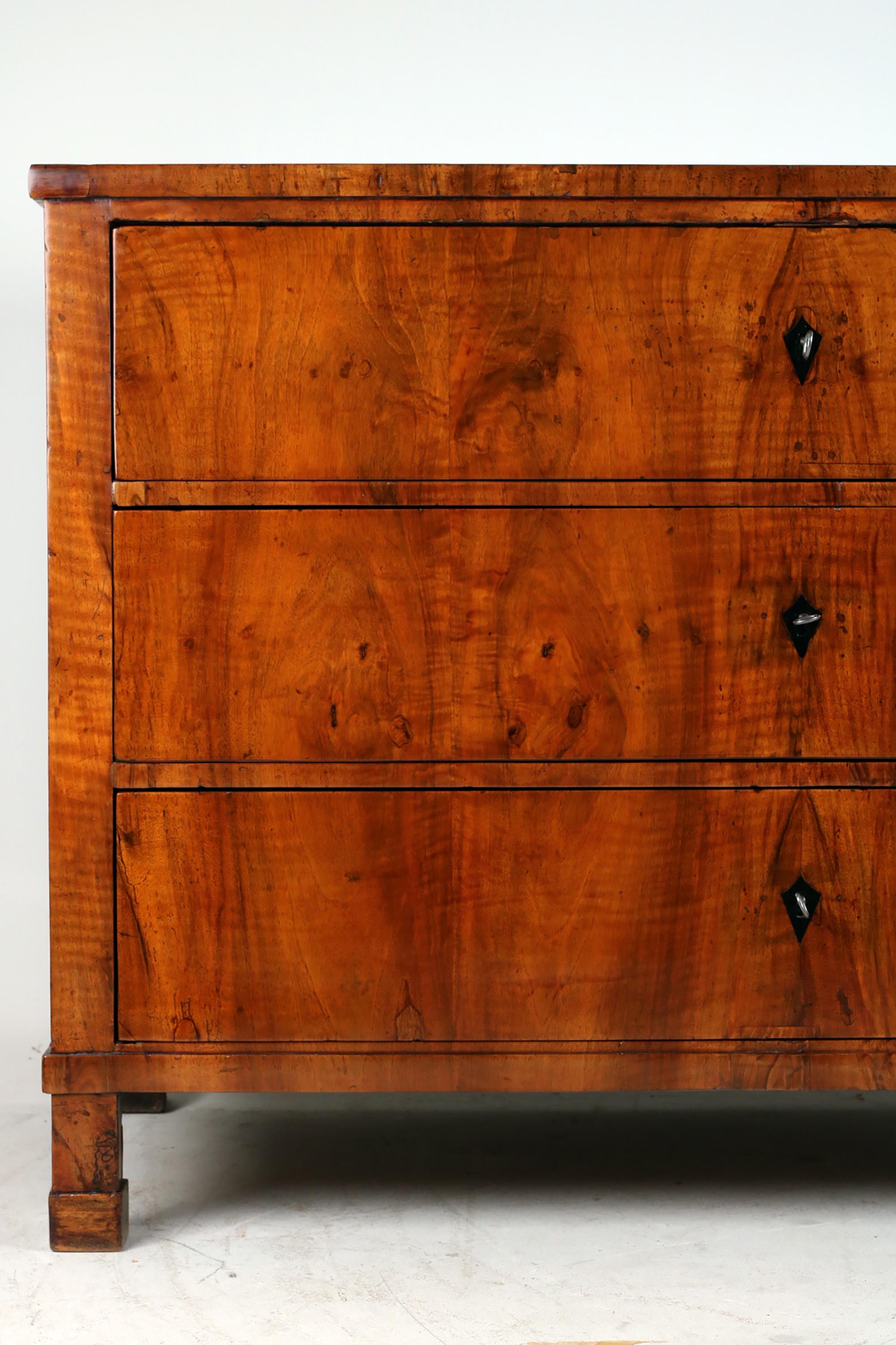 Early 19th Century Biedermeier Chest of drawers, Walnut  For Sale 3