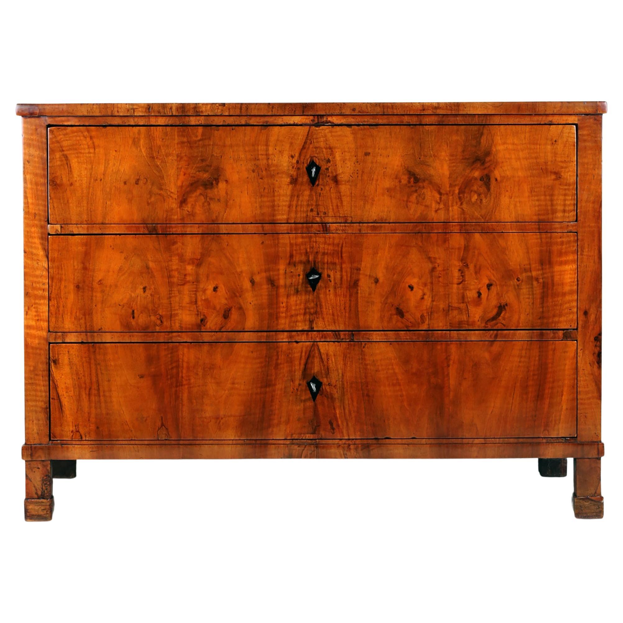 Early 19th Century Biedermeier Chest of drawers, Walnut  For Sale