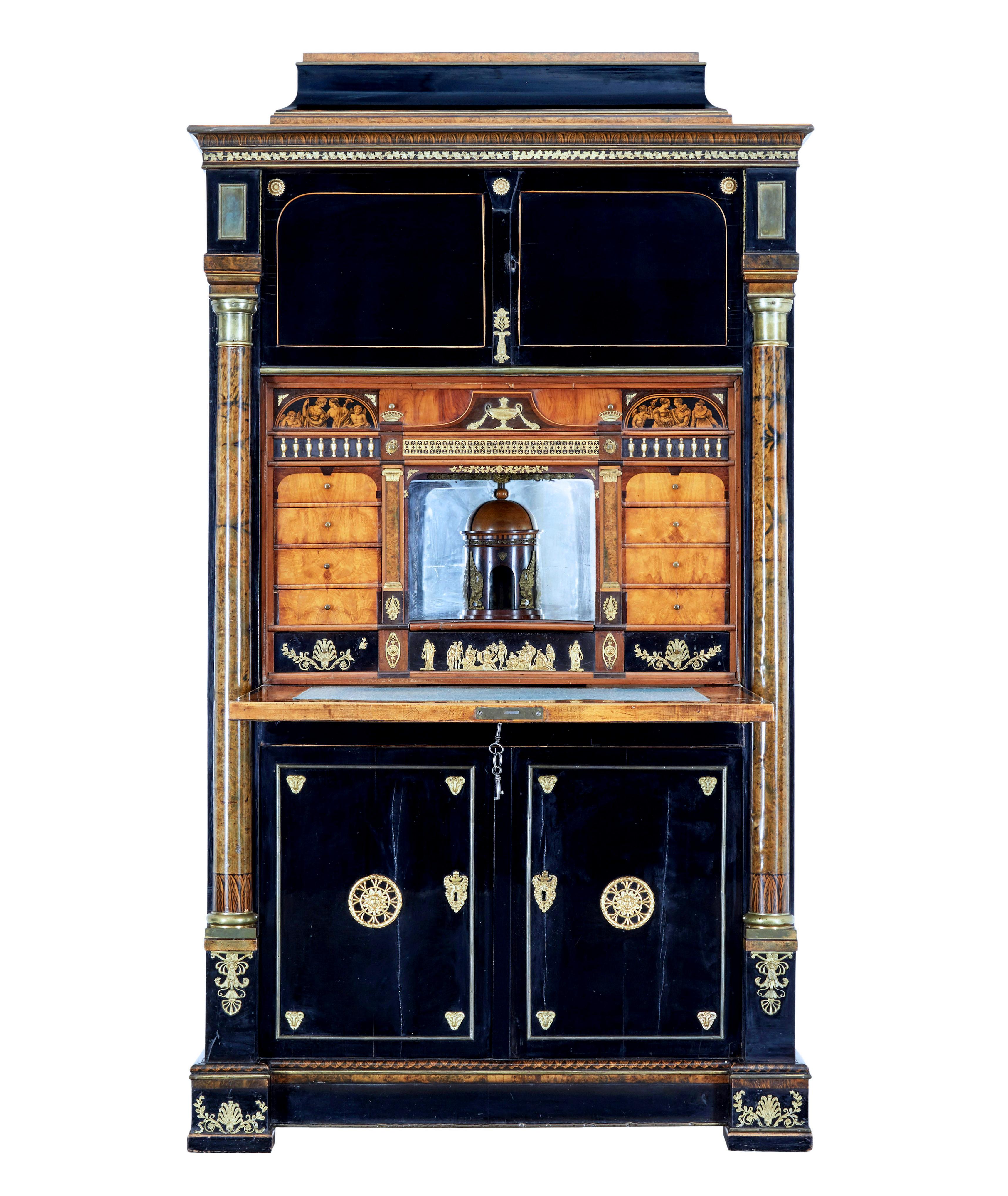 Scrittoio in betulla ebanizzata dell'inizio del XIX secolo, circa 1820.

Siamo lieti di offrire questo splendido scrittoio austriaco del periodo Biedermeier, offerto in condizioni originali.

Realizzato in un unico pezzo, splendidamente ebanizzato,
