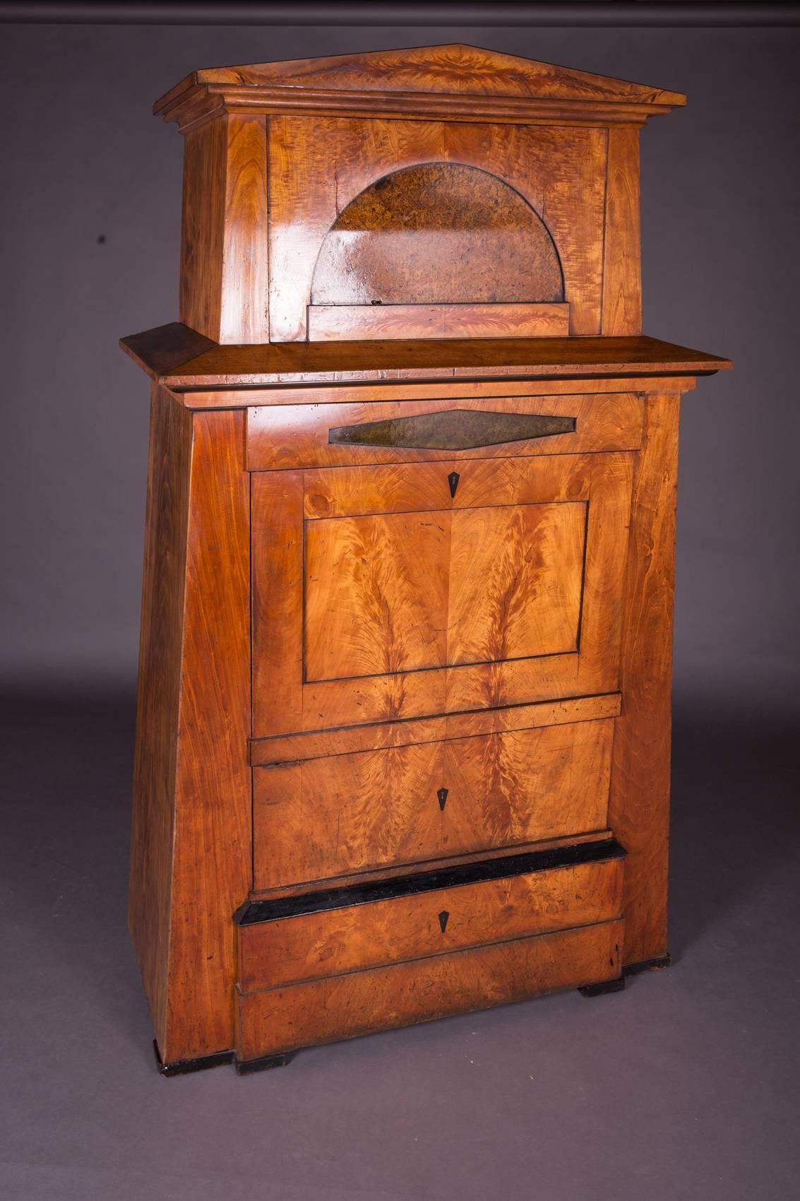 Solid, light mahogany and ash. Strong conical body with hatbox.
Partially ebonised.

(O-224).