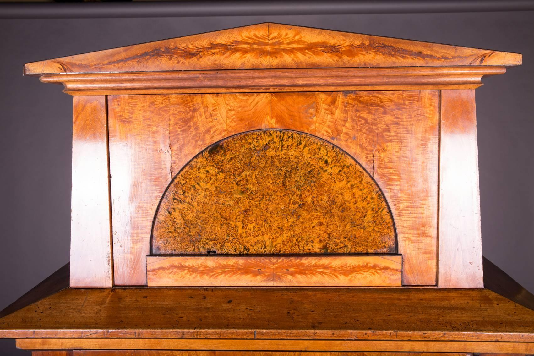 Early 19th Century Biedermeier Mahogany Pyramid Cupboard In Good Condition For Sale In Berlin, DE