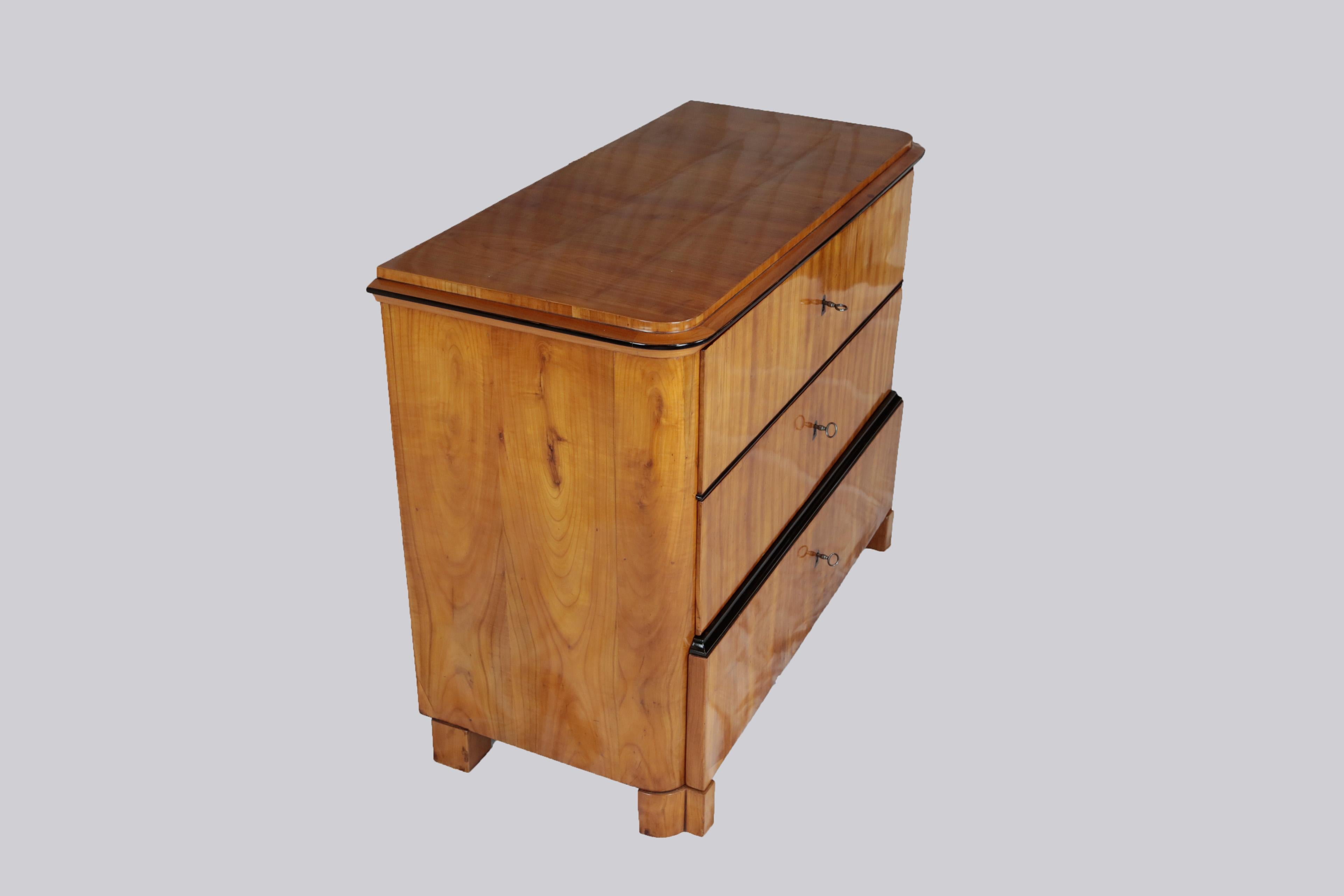 Early 19th Century Biedermeier Period Chest of Drawers, Cherry Tree For Sale 1