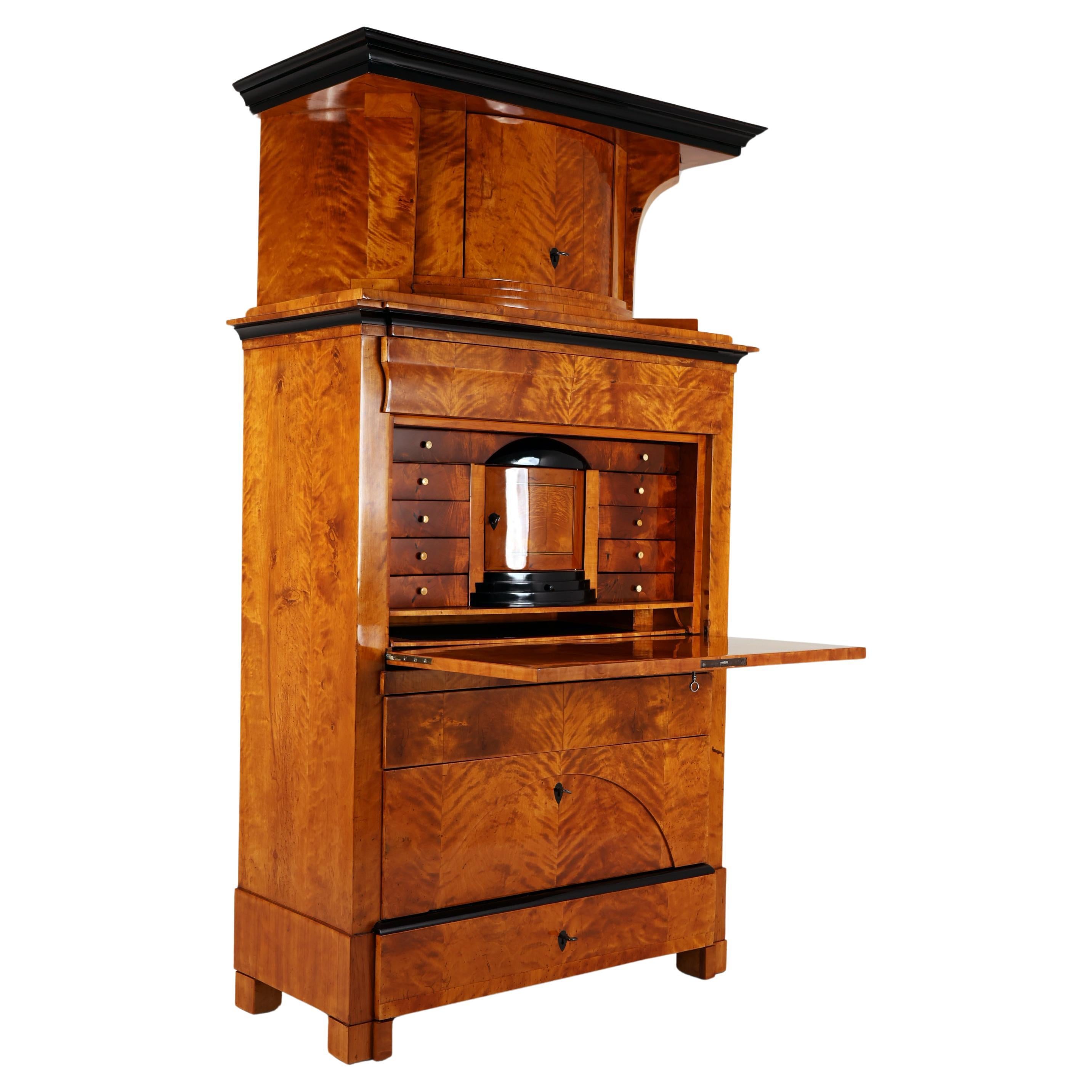 Early 19th Century Biedermeier Secretary, 
Germany, 1820
Birchwood 

Antique Biedermeier secretary made of birch wood, handmade in Berlin around 1820. With its dimensions of 110 x 52 x 197 cm, it offers plenty of storage space thanks to its four