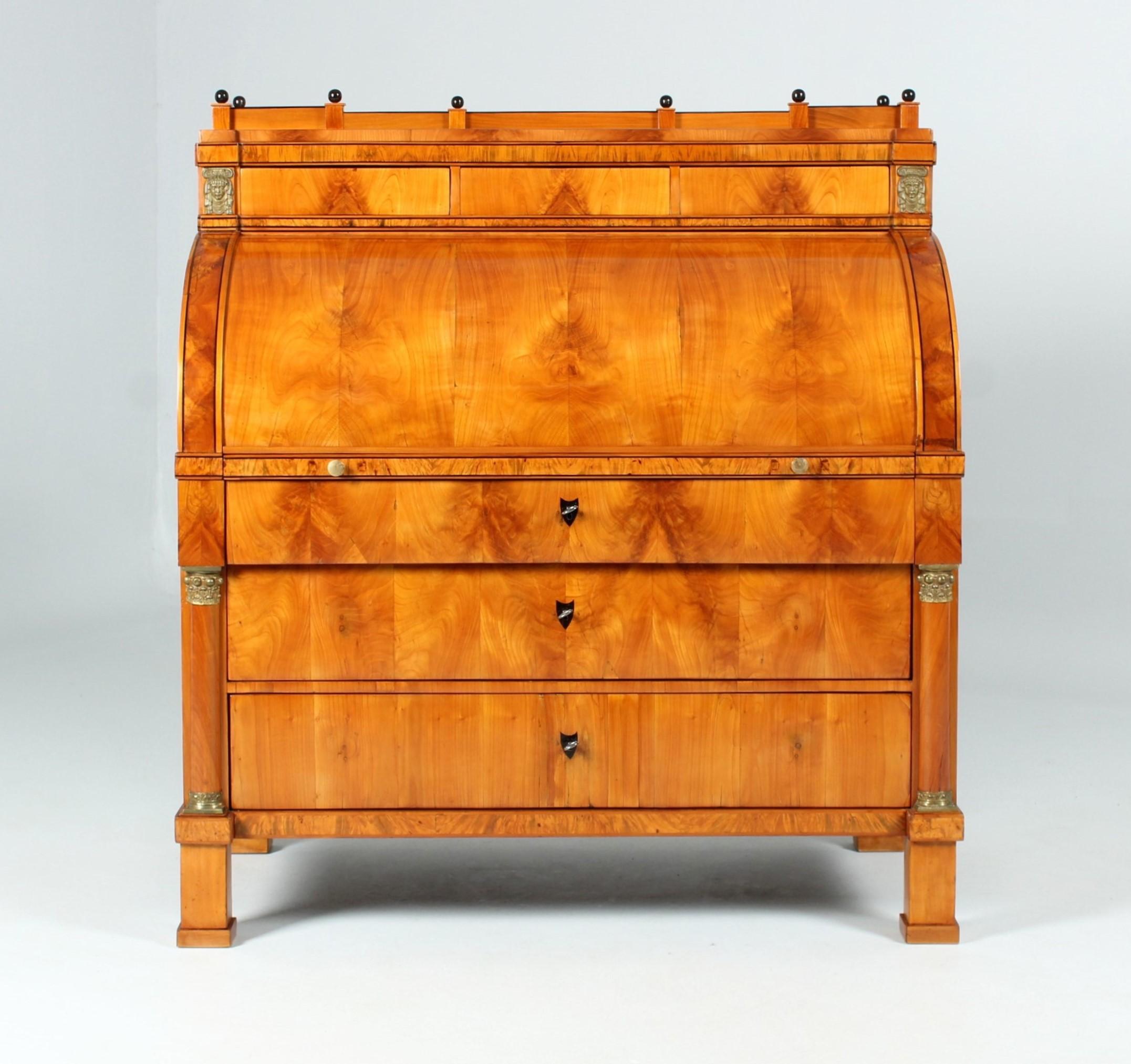 Biedermeier secretary in cherry wood

Mainz
Cherry tree
Biedermeier around 1815

Dimensions: H x W x D: 125 x 113 x 62 cm

Description:
Writing desk standing on square feet with a clean, continuous cherry veneer pattern.

The base of the piece of