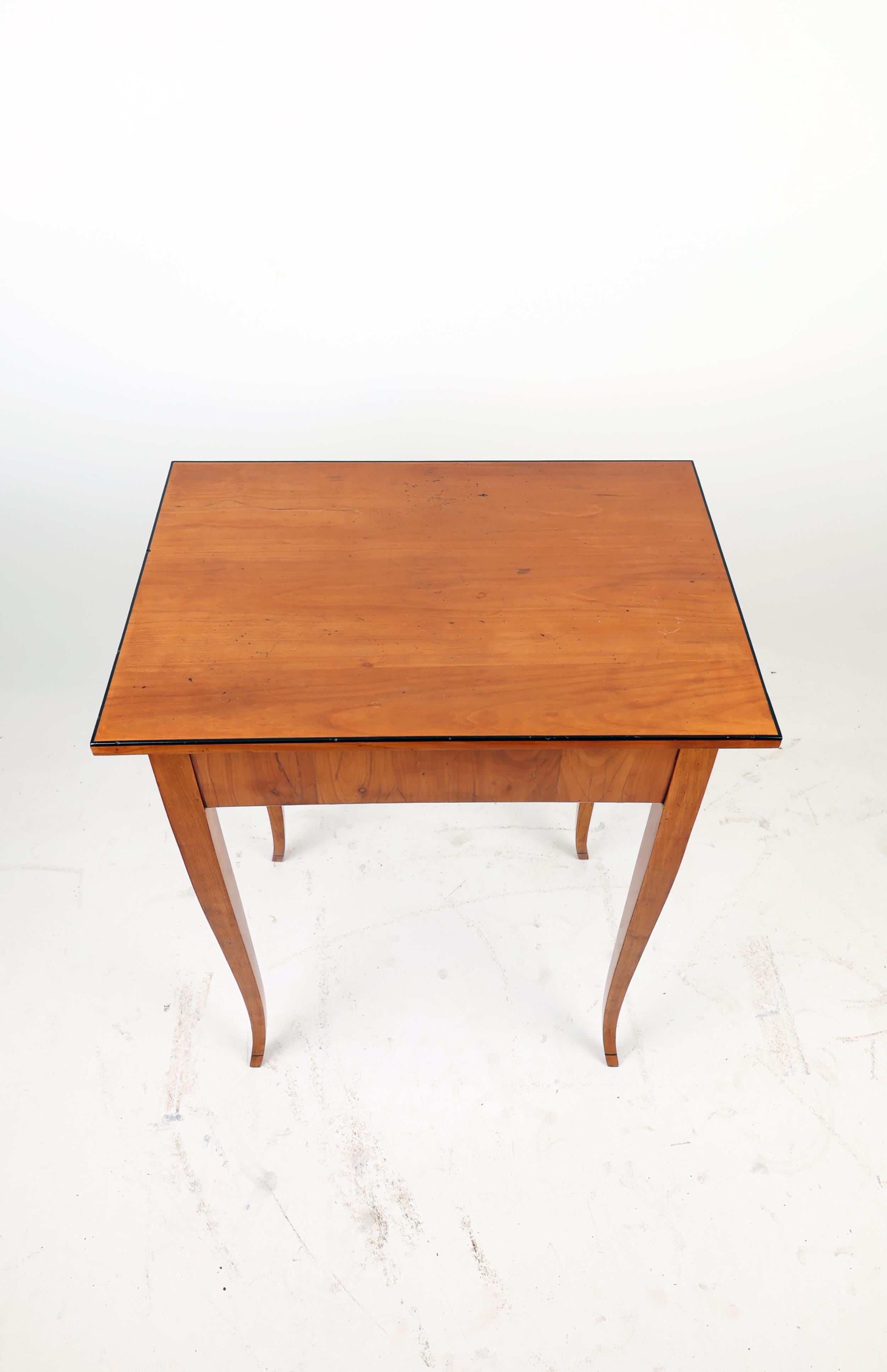 Early 19th Century Biedermeier Side Table For Sale 4