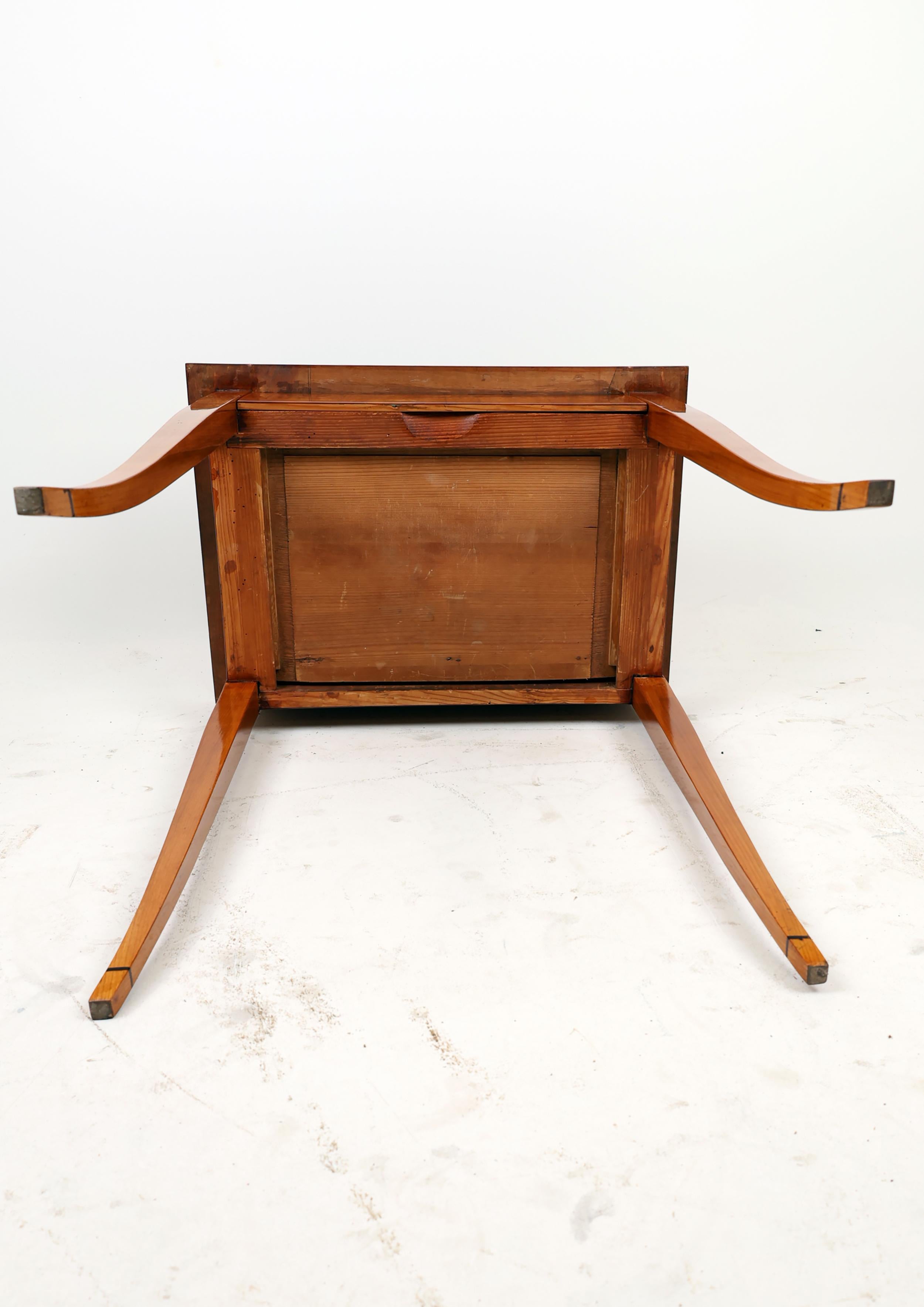 Early 19th Century Biedermeier Side Table For Sale 2