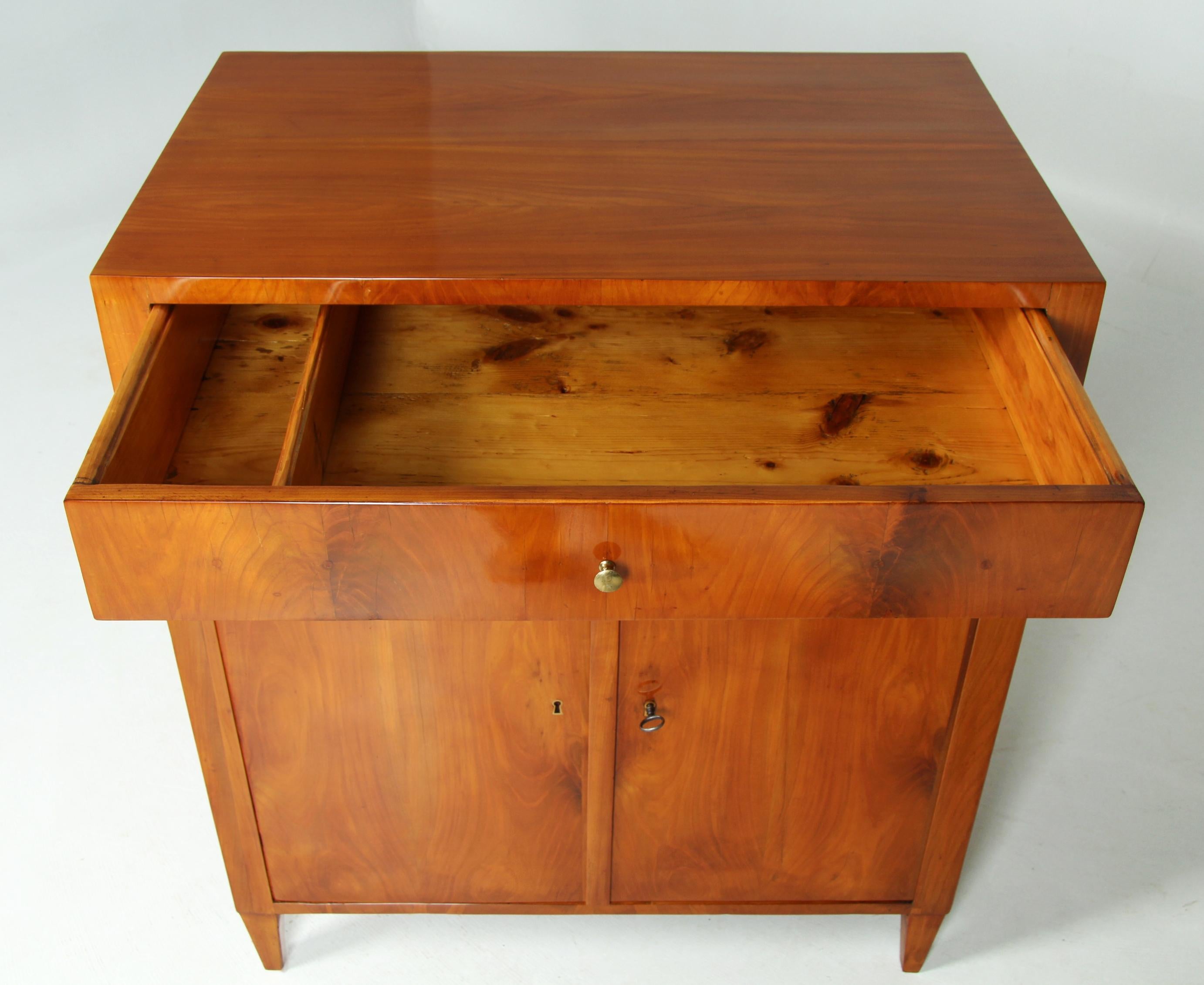 Frühes 19. Jahrhundert Biedermeier Anrichte, Kommode, Kirsche, um 1815 7