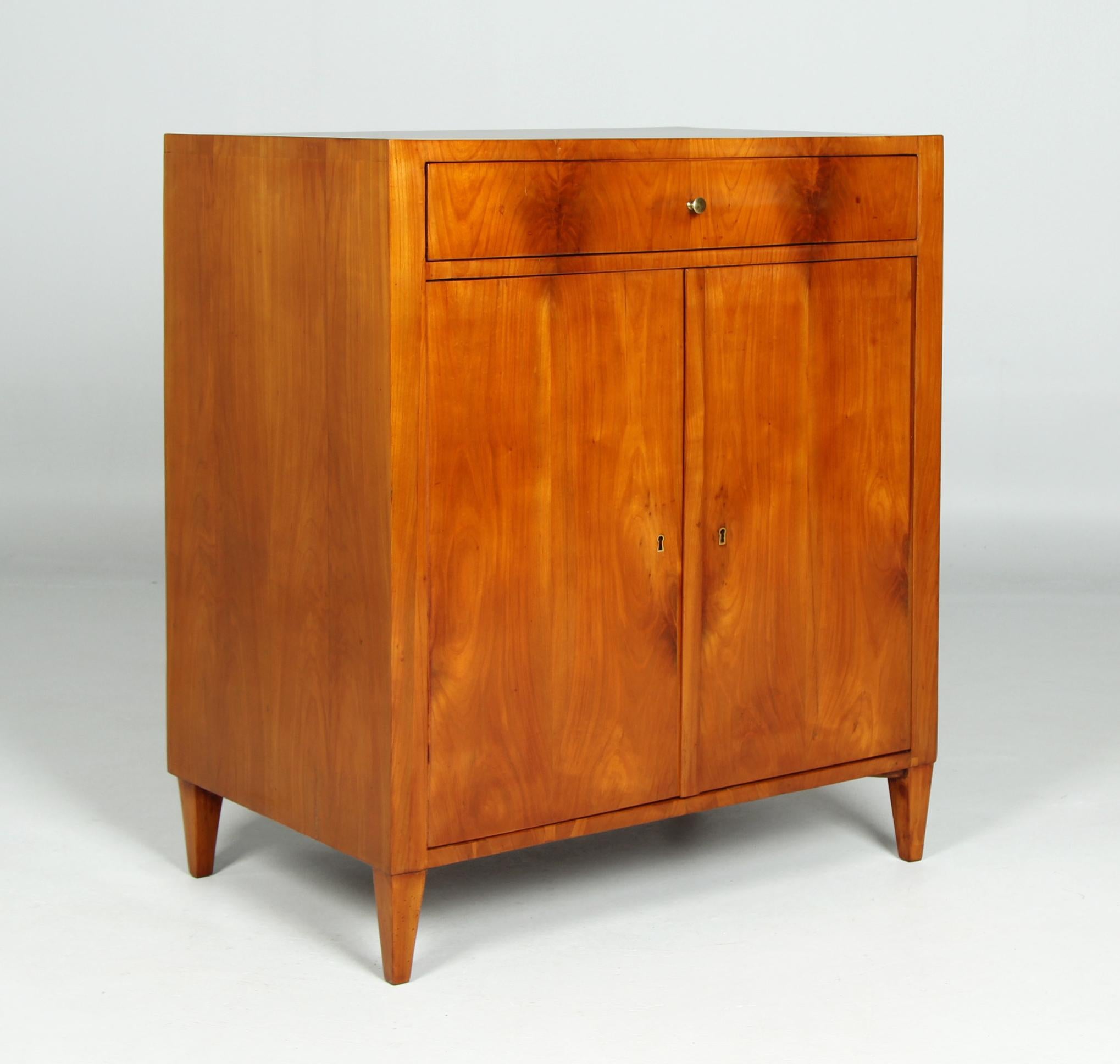 Biedermeier Anrichte in Kirsche

Süddeutschland - Bayern
Kirschbaum
Biedermeier um 1815

Abmessungen: H x B x T: 92 x 79 x 51 cm

Beschreibung:
Strenger, früher und absolut kubistischer Halbschrank aus der südbayerischen Biedermeierzeit um