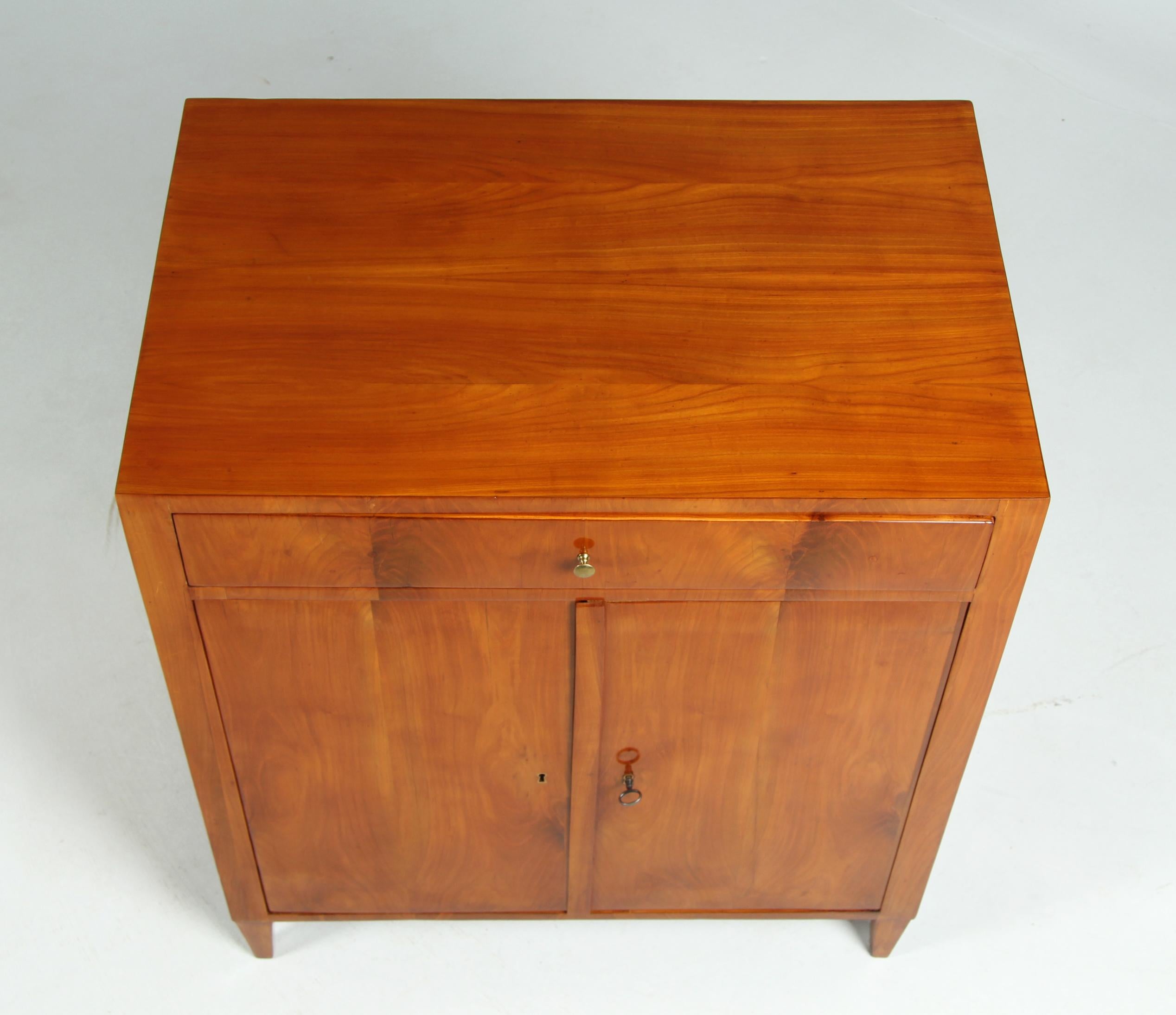 Frühes 19. Jahrhundert Biedermeier Anrichte, Kommode, Kirsche, um 1815 1