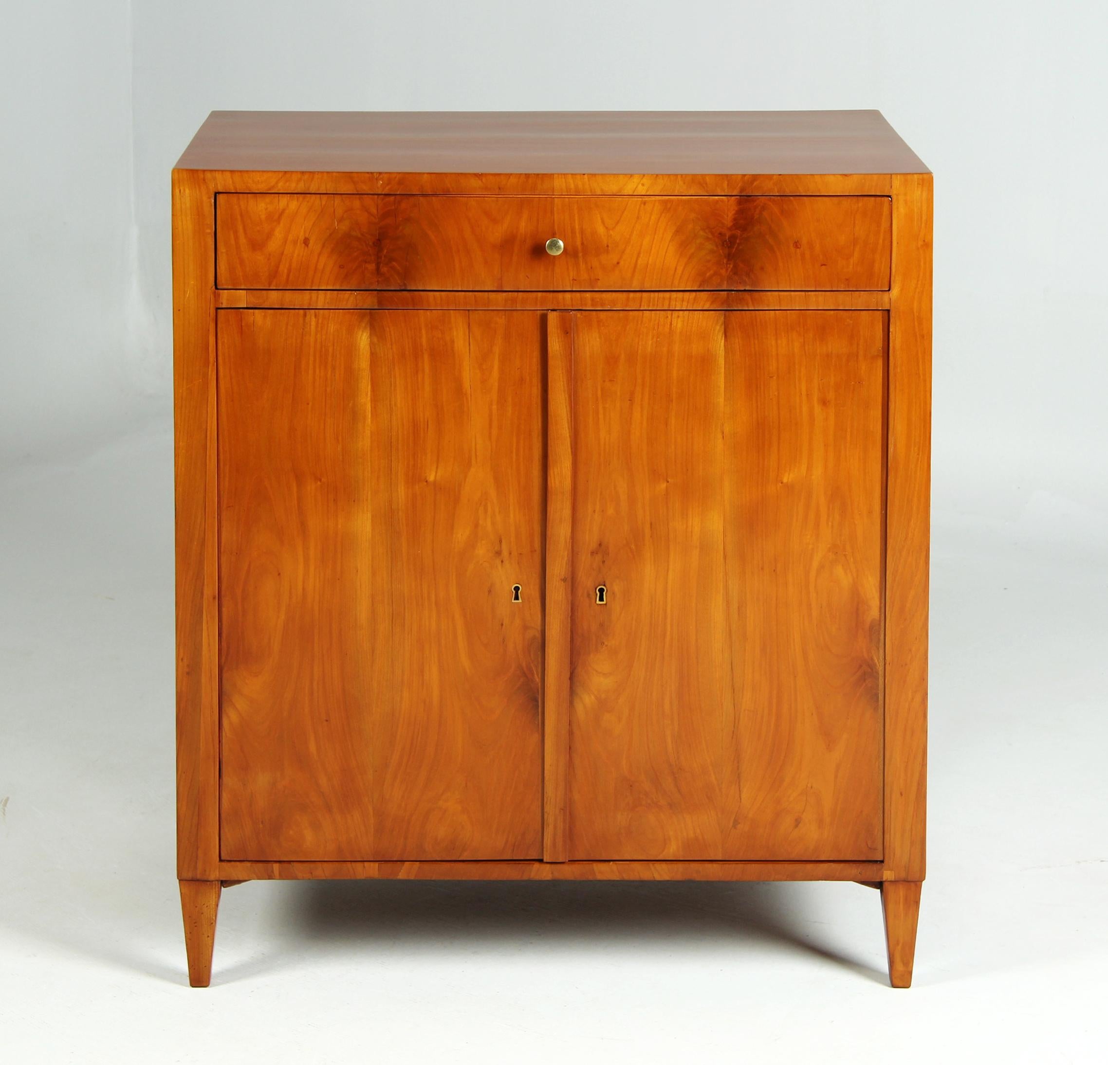 Frühes 19. Jahrhundert Biedermeier Anrichte, Kommode, Kirsche, um 1815 3
