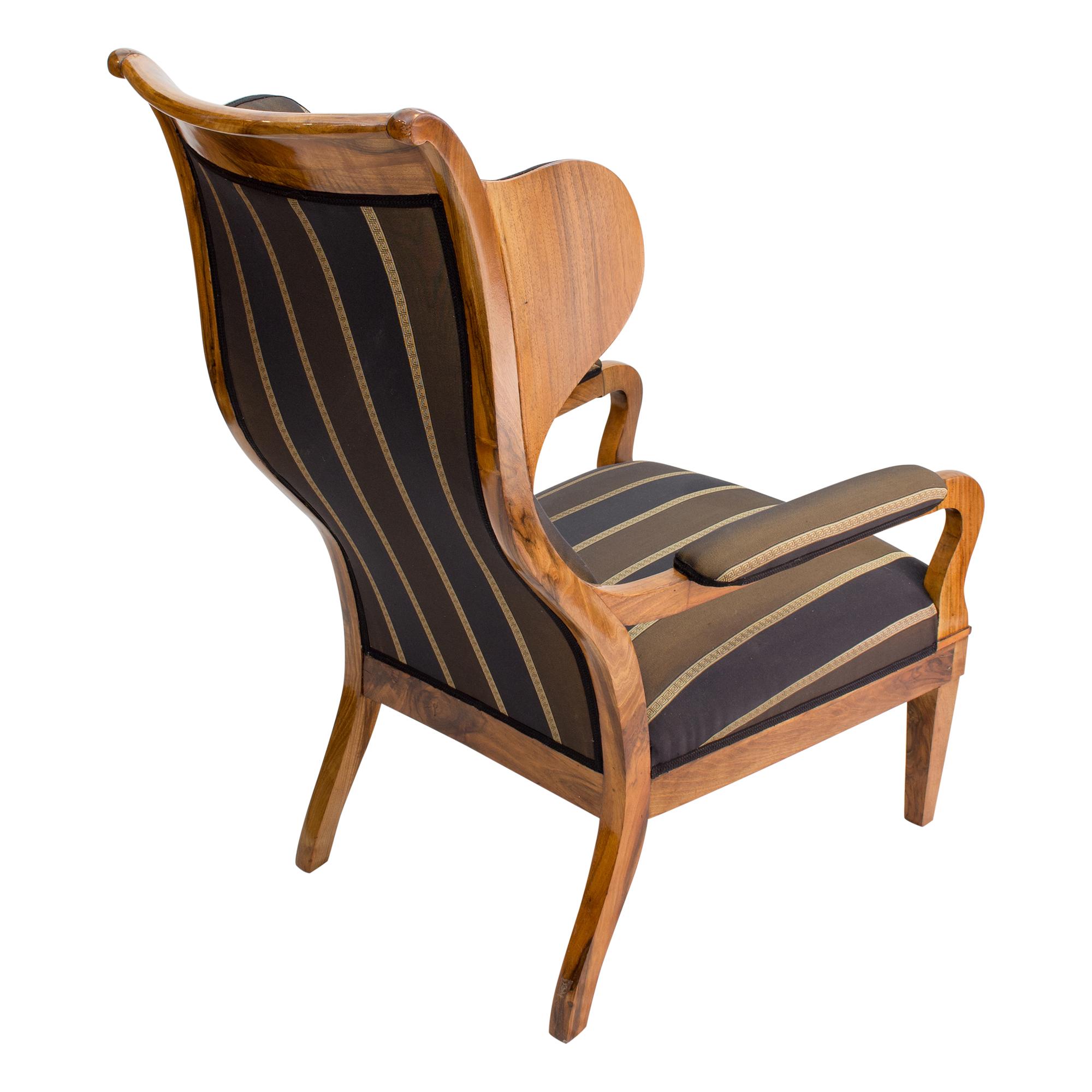 Biedermeier Sessel aus massivem Nussbaumholz mit Ohr- und Flügeln, frühes 19. Jahrhundert (Deutsch) im Angebot