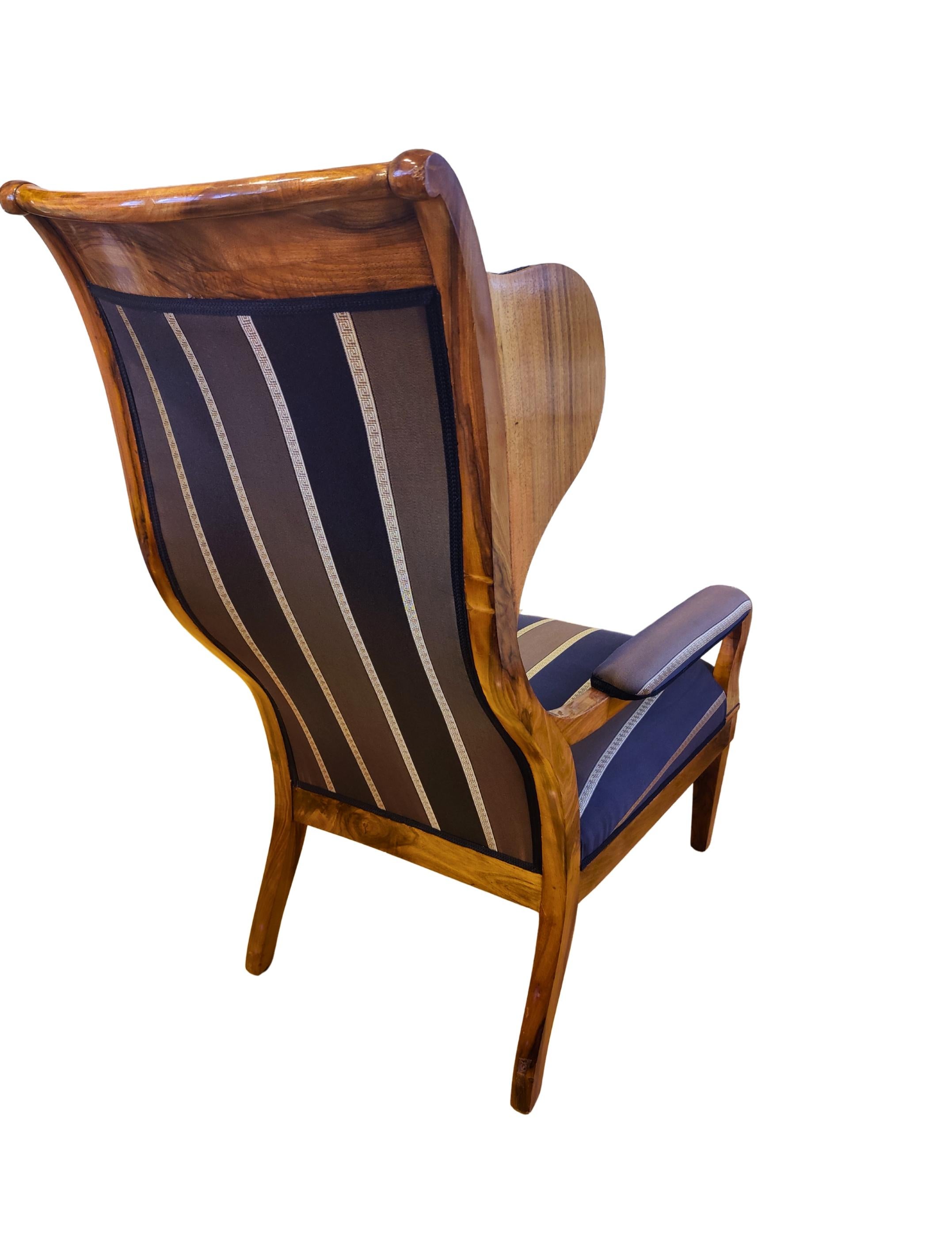 Ce fauteuil à oreilles Biedermeier et le tabouret sont fabriqu�és en noyer massif. La chaise est retapissée avec des sangles et des ressorts. Le bois a été restauré et poli à la main. Très belle forme élégante et incurvée. 



 
