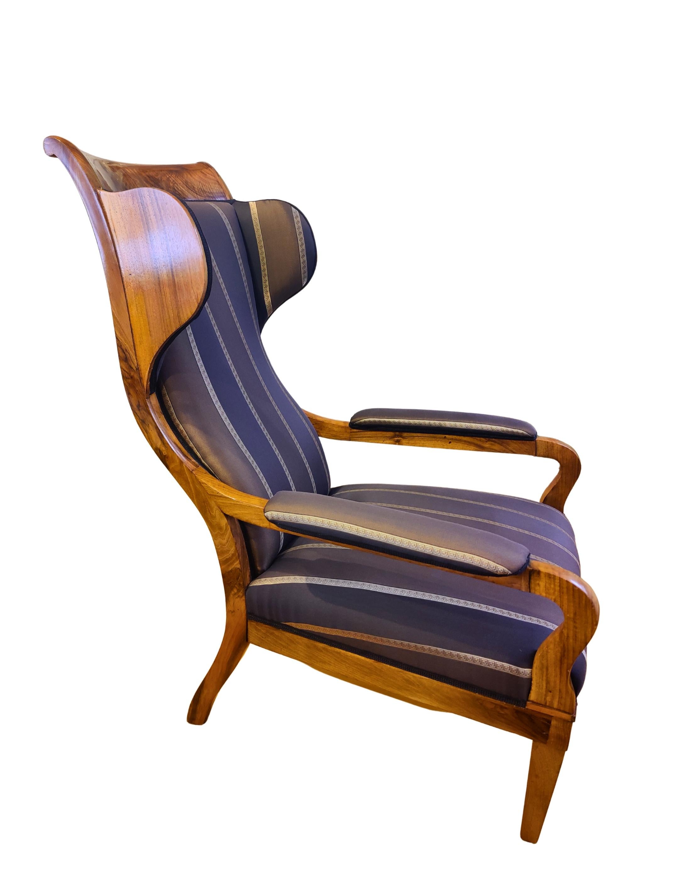 Allemand Fauteuil Biedermeier du début du XIXe siècle en noyer massif à oreilles et oreilles en vente