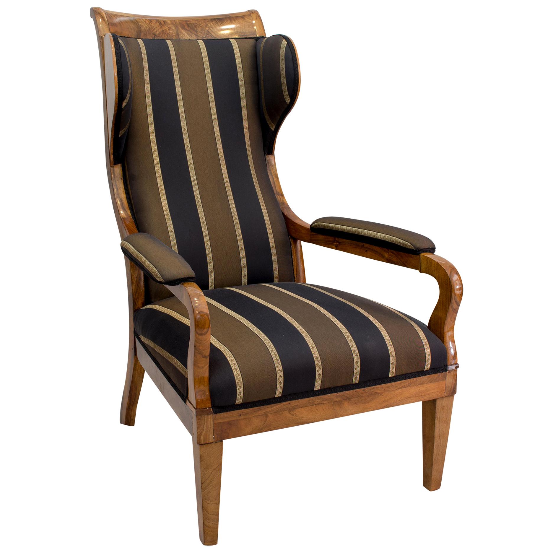 Biedermeier Sessel aus massivem Nussbaumholz mit Ohr- und Flügeln, frühes 19. Jahrhundert im Angebot