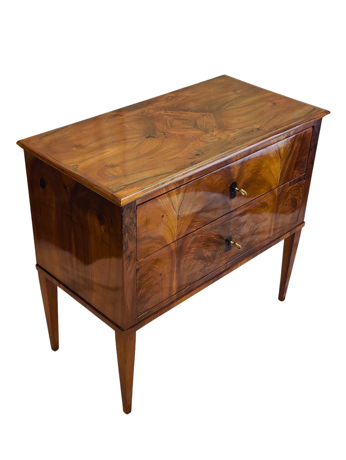 Tedesco Commodo a 2 cassetti in noce Biedermeier su gambe affusolate dell'inizio del XIX secolo in vendita