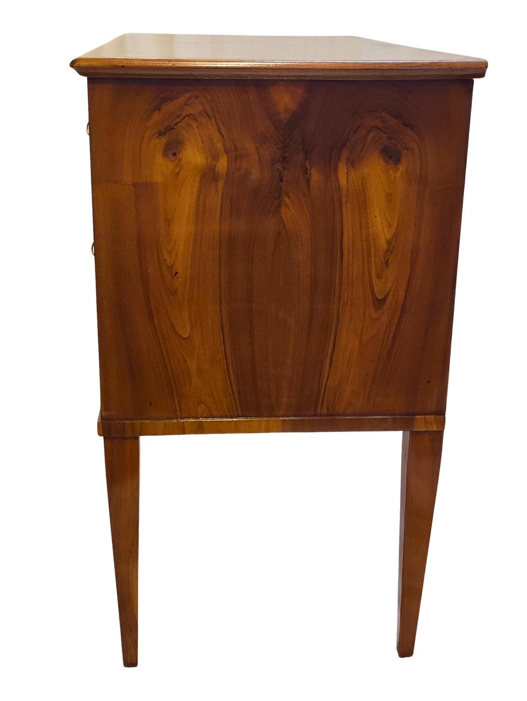 Lucidato Commodo a 2 cassetti in noce Biedermeier su gambe affusolate dell'inizio del XIX secolo in vendita