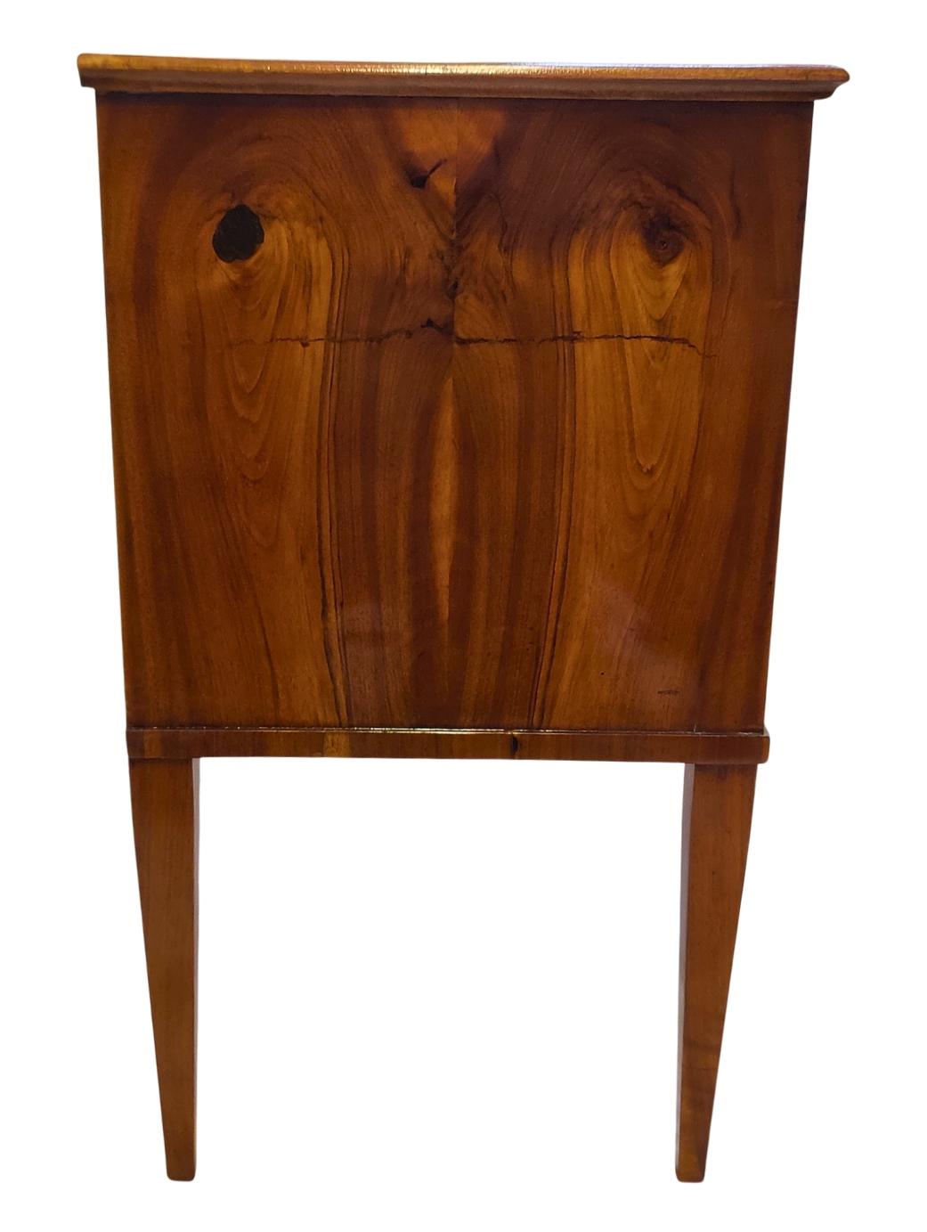 Commodo a 2 cassetti in noce Biedermeier su gambe affusolate dell'inizio del XIX secolo In condizioni buone in vendita a Darmstadt, DE