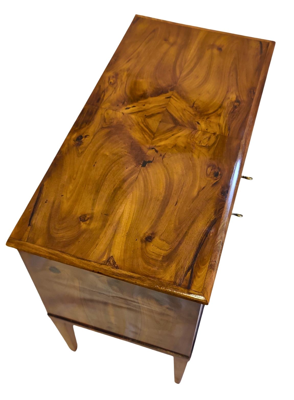 XVIII secolo Commodo a 2 cassetti in noce Biedermeier su gambe affusolate dell'inizio del XIX secolo in vendita