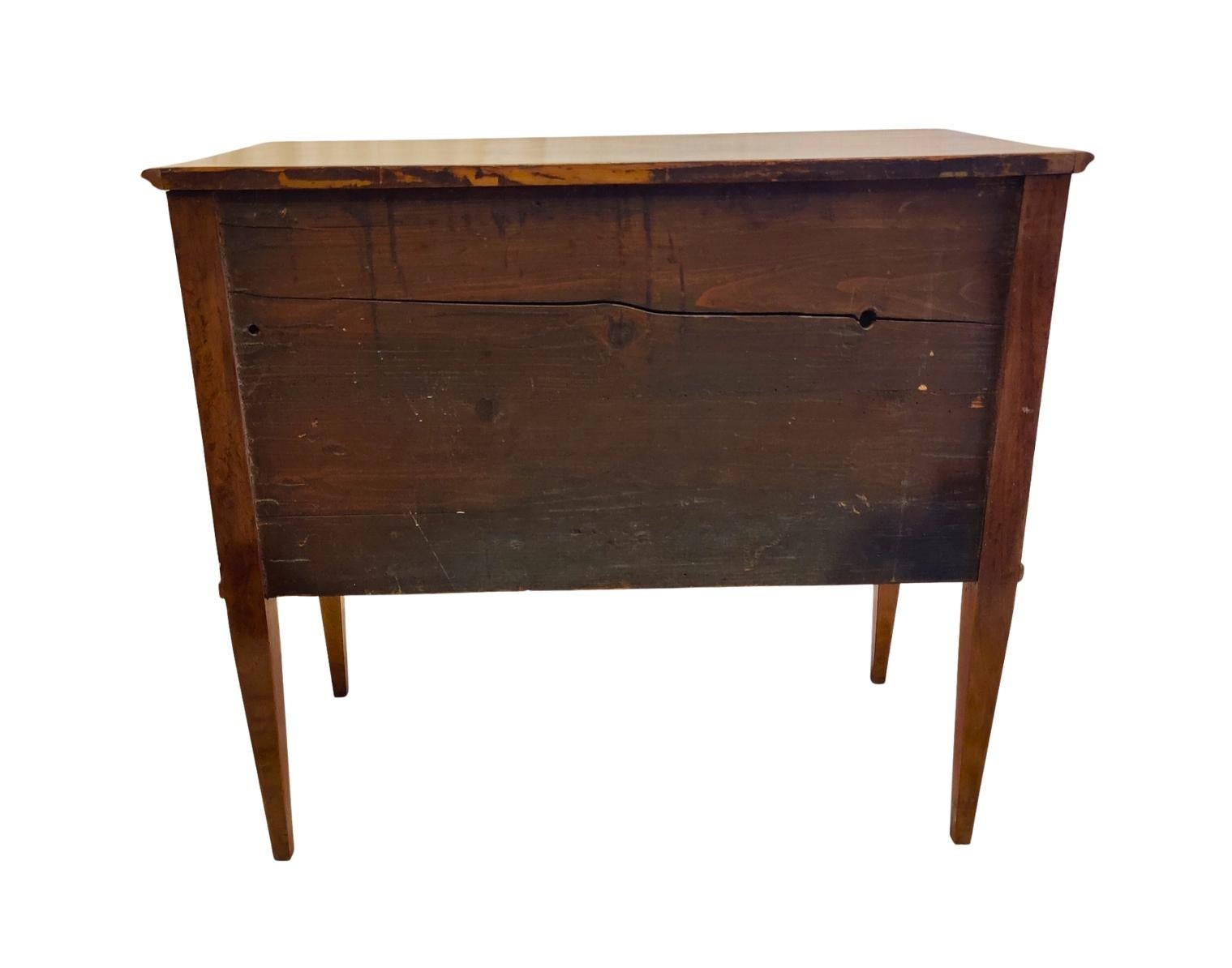 Commodo a 2 cassetti in noce Biedermeier su gambe affusolate dell'inizio del XIX secolo in vendita 2