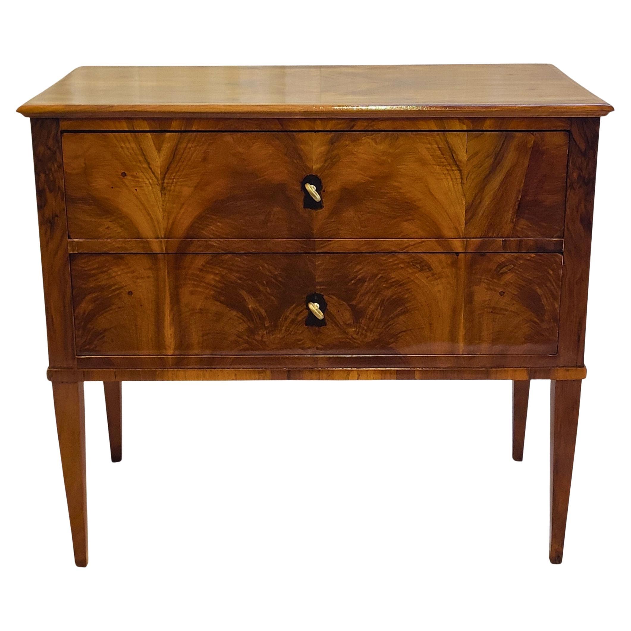 Principios del siglo XIX, cómoda Biedermeier de nogal de 2 cajones sobre patas cónicas
