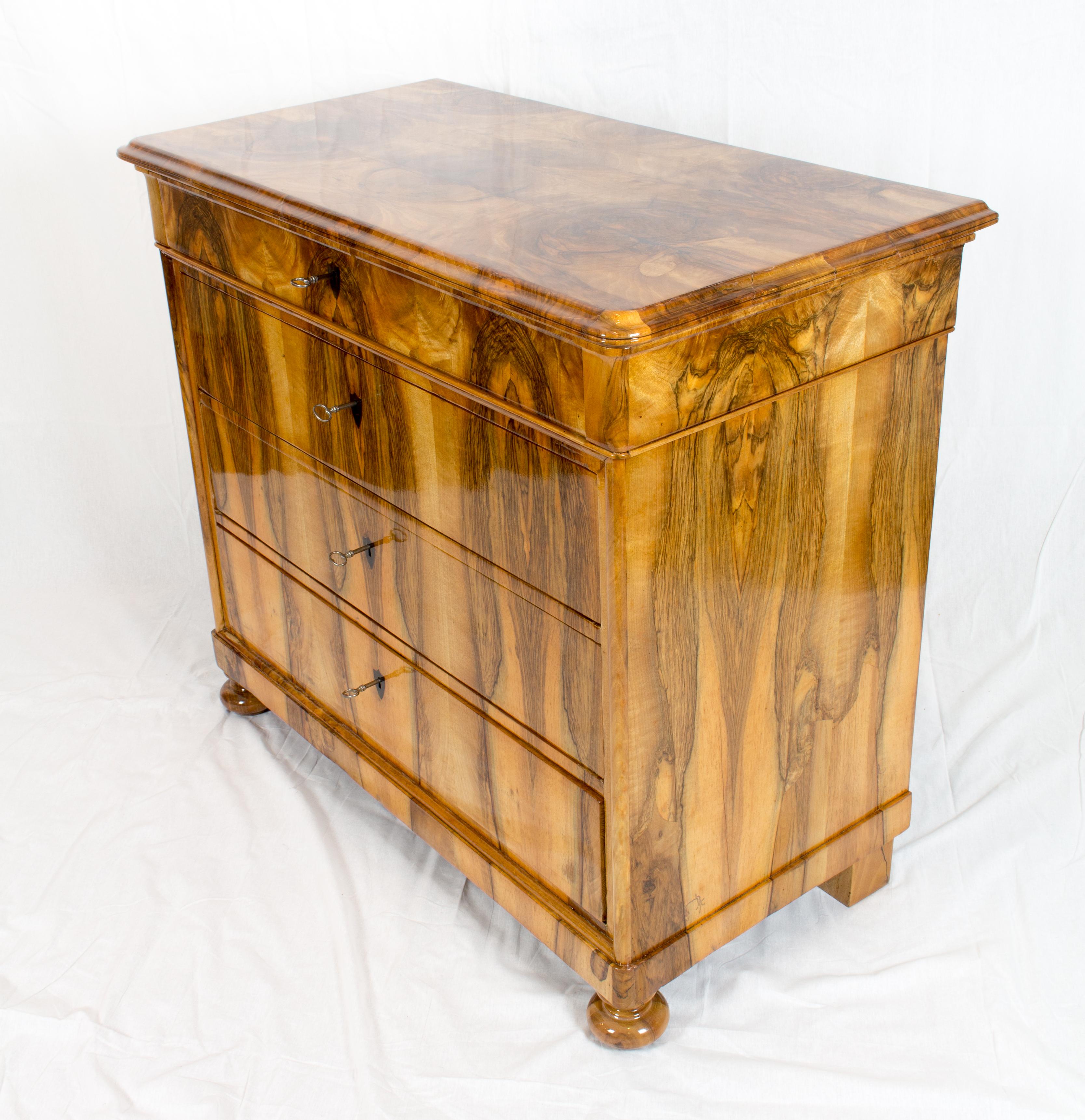 Very nice big Biedermeier chest of drawers with four drawers. A wonderful walnut veneer picture on a pine wood corpus. In very good restored condition.