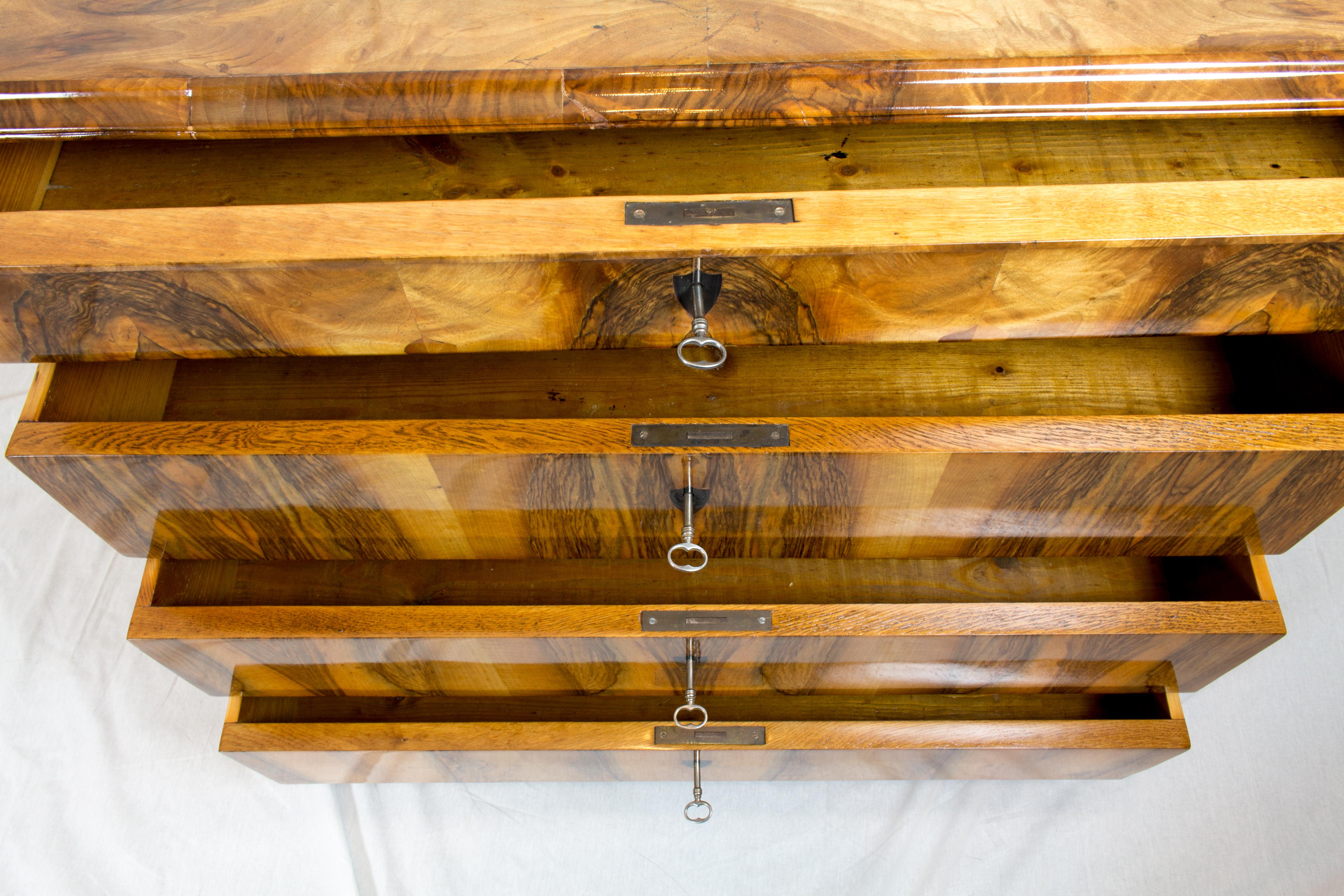 Early 19th Century Biedermeier Walnut Chest of Drawers or Commode In Good Condition In Darmstadt, DE