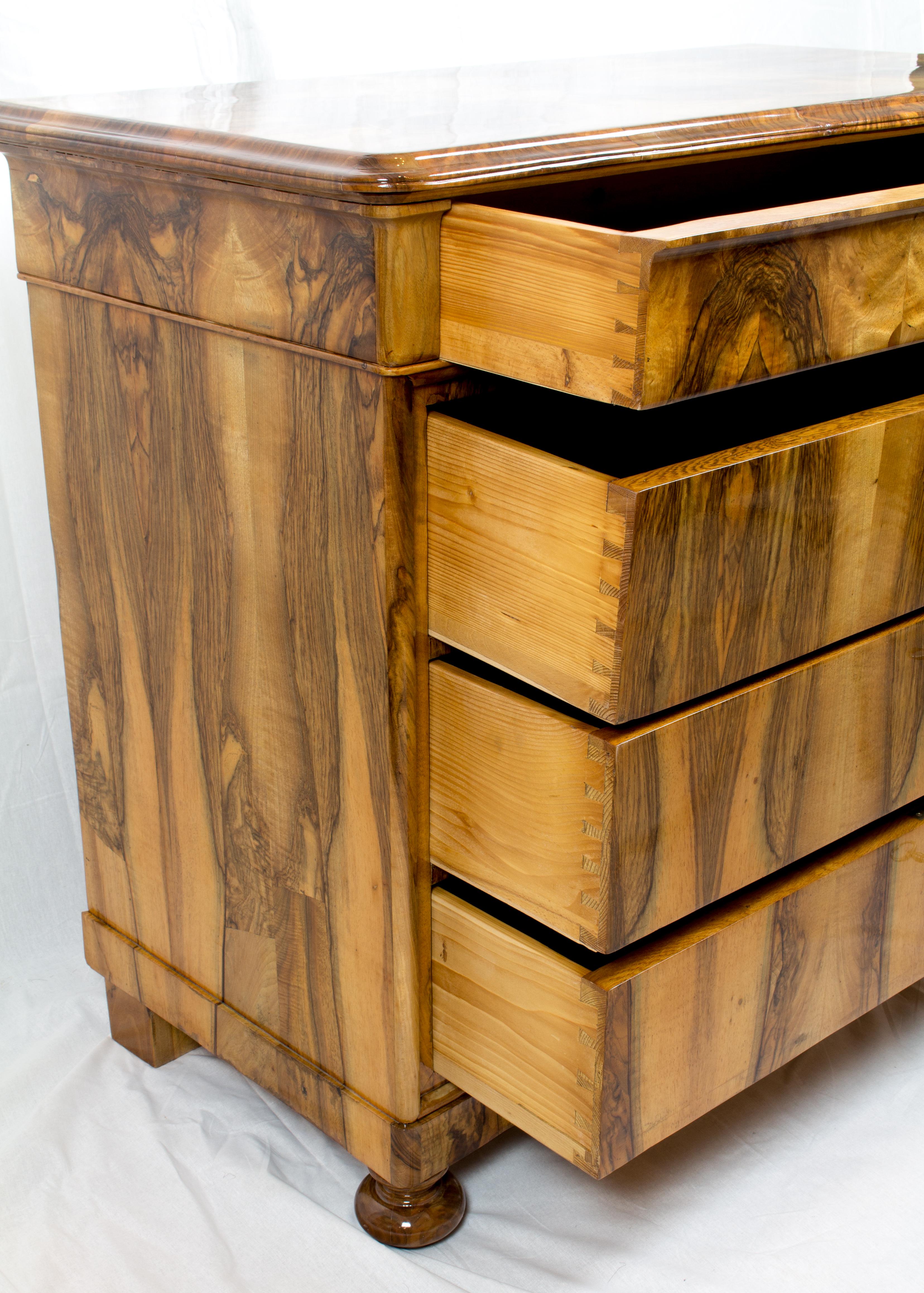 Early 19th Century Biedermeier Walnut Chest of Drawers or Commode 1