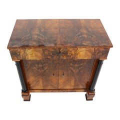 Demi-meuble Biedermeier du début du XIXe siècle en noyer avec colonnes ébénisées