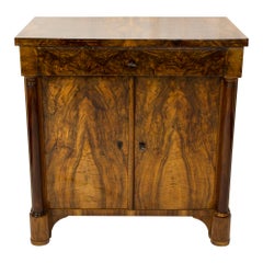 Meuble demi-armoire Biedermeier en noyer du début du XIXe siècle avec colonnes solides
