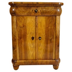 Demi-armoire à colonne en noyer Biedermeier du début du 19e siècle